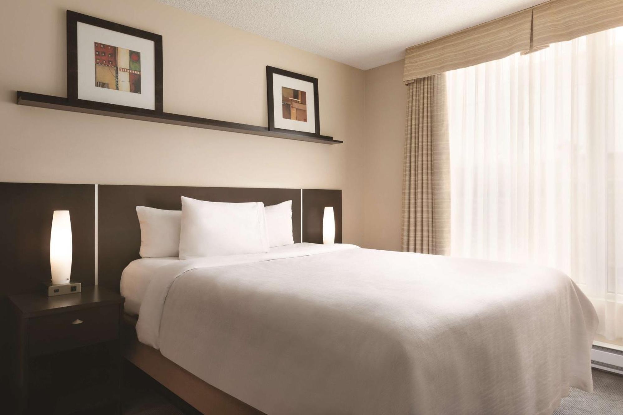 Embassy By Hilton - Montreal