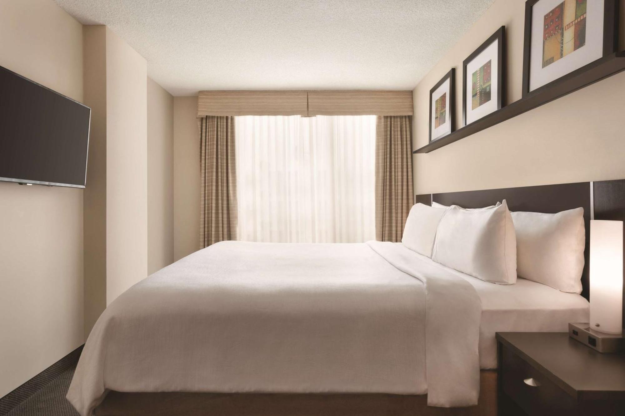Embassy By Hilton - Hotel