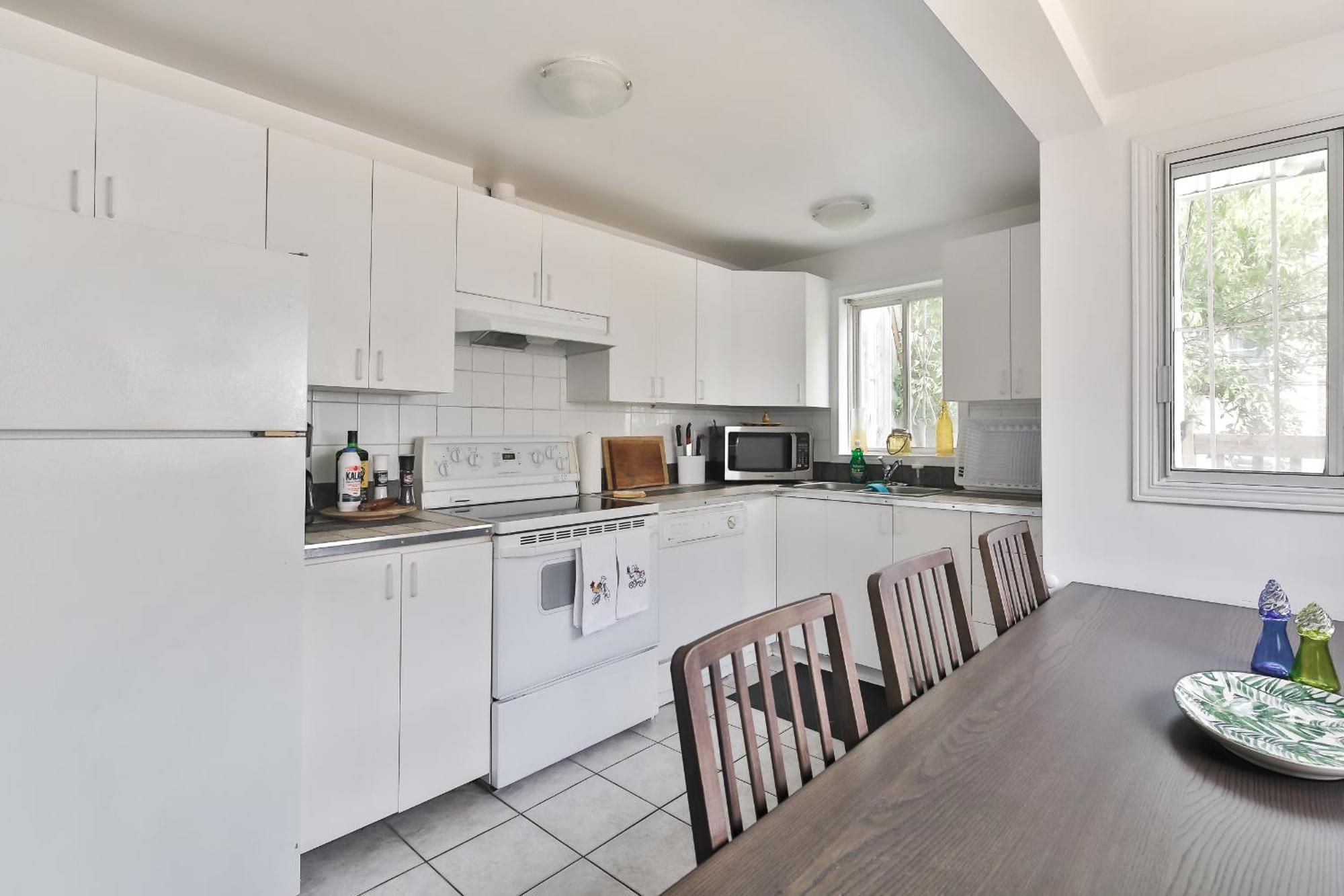 Free Parking - Full - 5 Min Walk To Metro - Location * Montreal