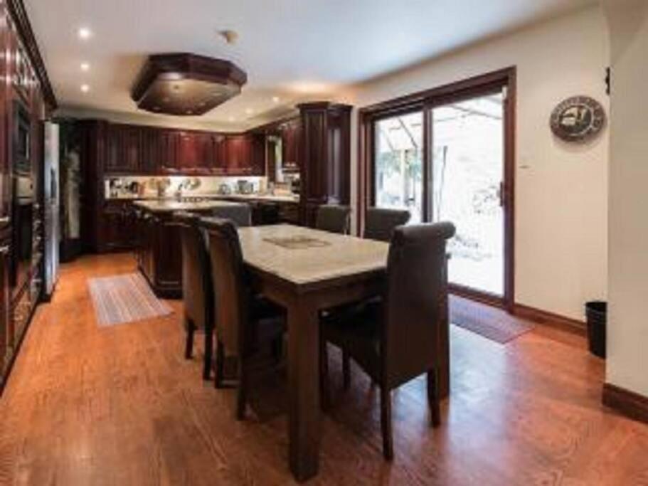 Amazing 8br Waterview House & Villa Montreal