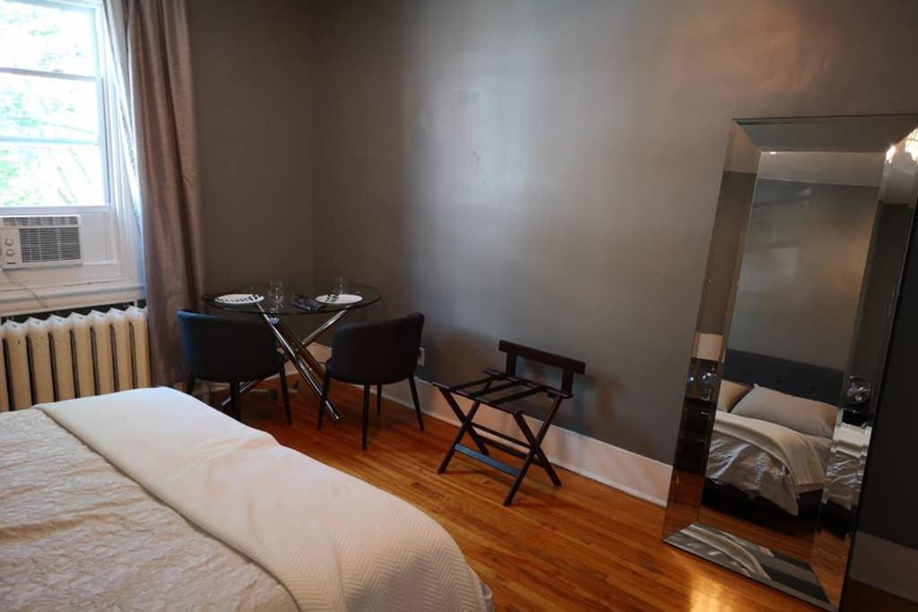 Great Location Large Kings Downtown Apartment