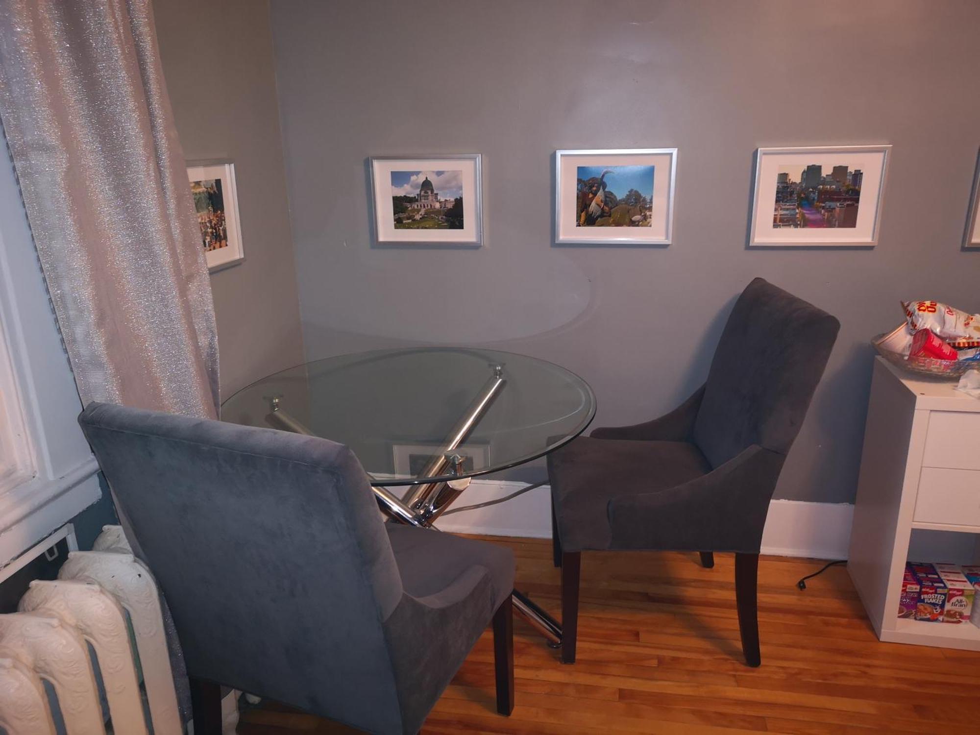 Great Location Large Kings Downtown Apartment