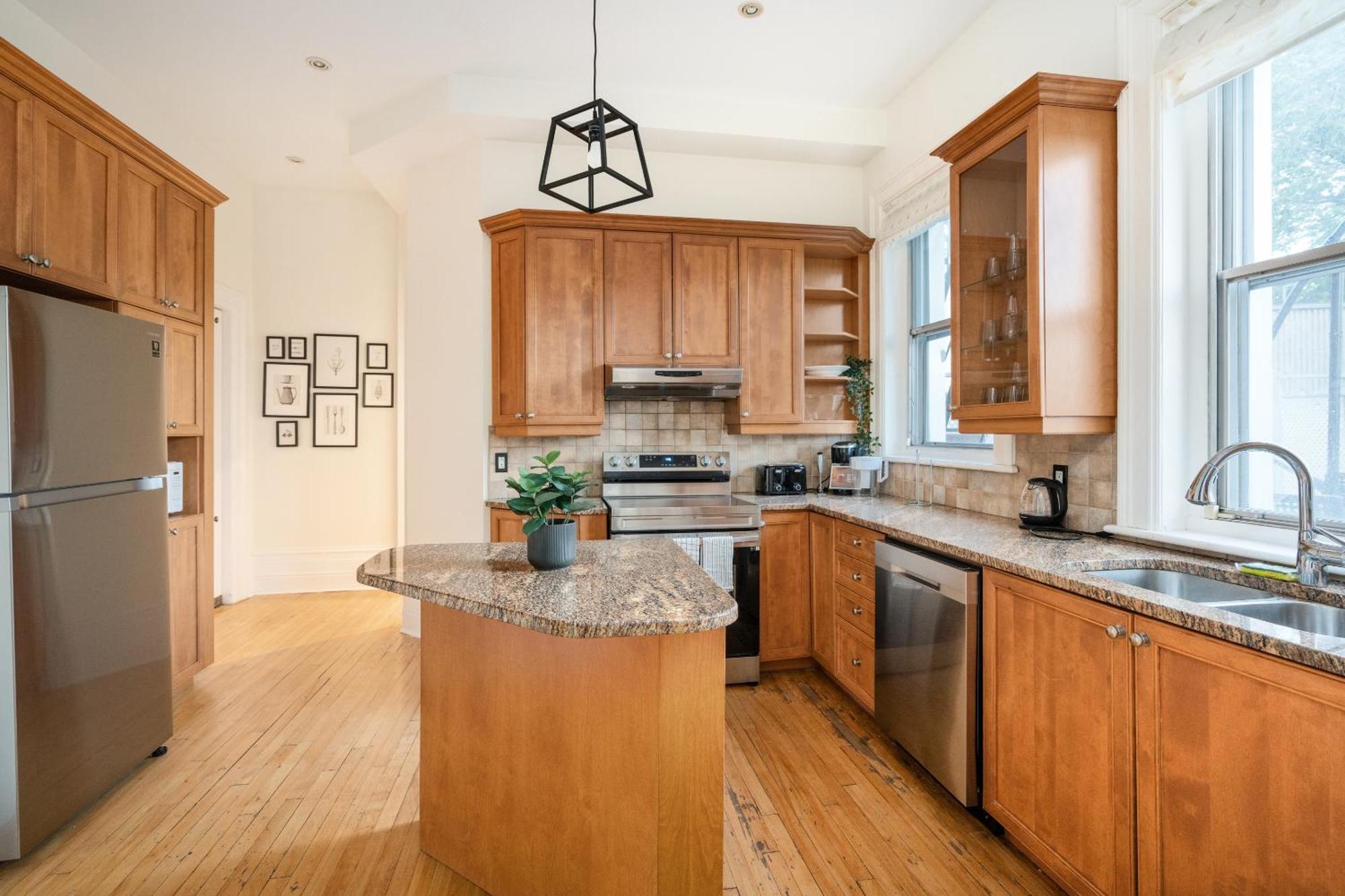Apartment Penthouse / Sunset Private Terrace, 6bdrs-13guests Montreal