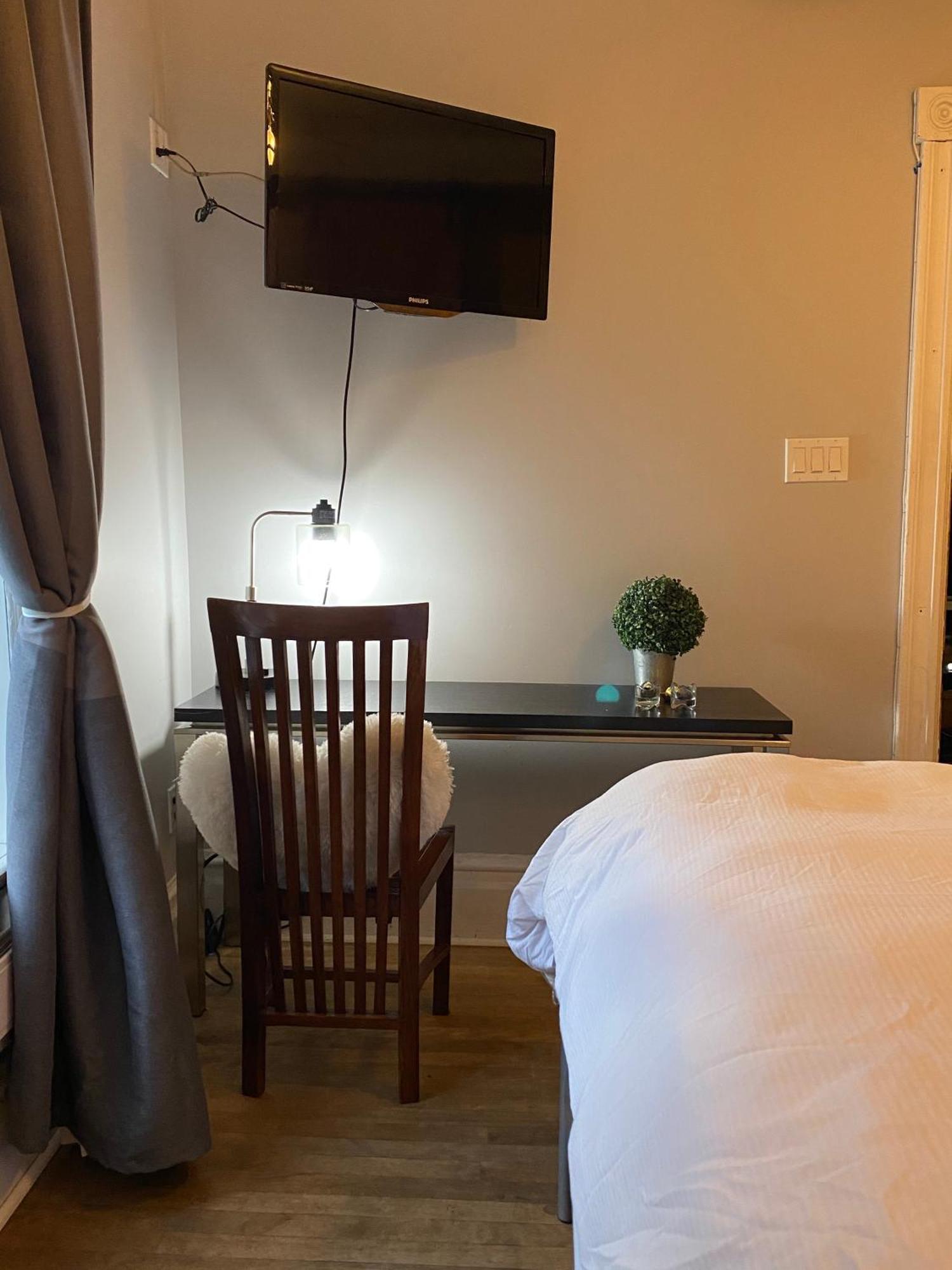 Cozy In Prime Location Montreal