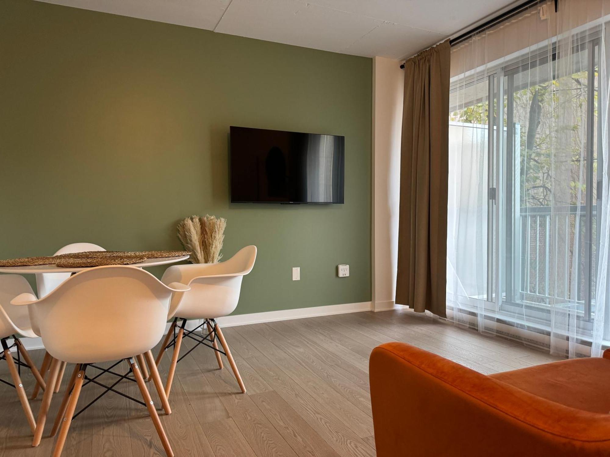 Beautiful And Cozy New In Downtown Montreal
