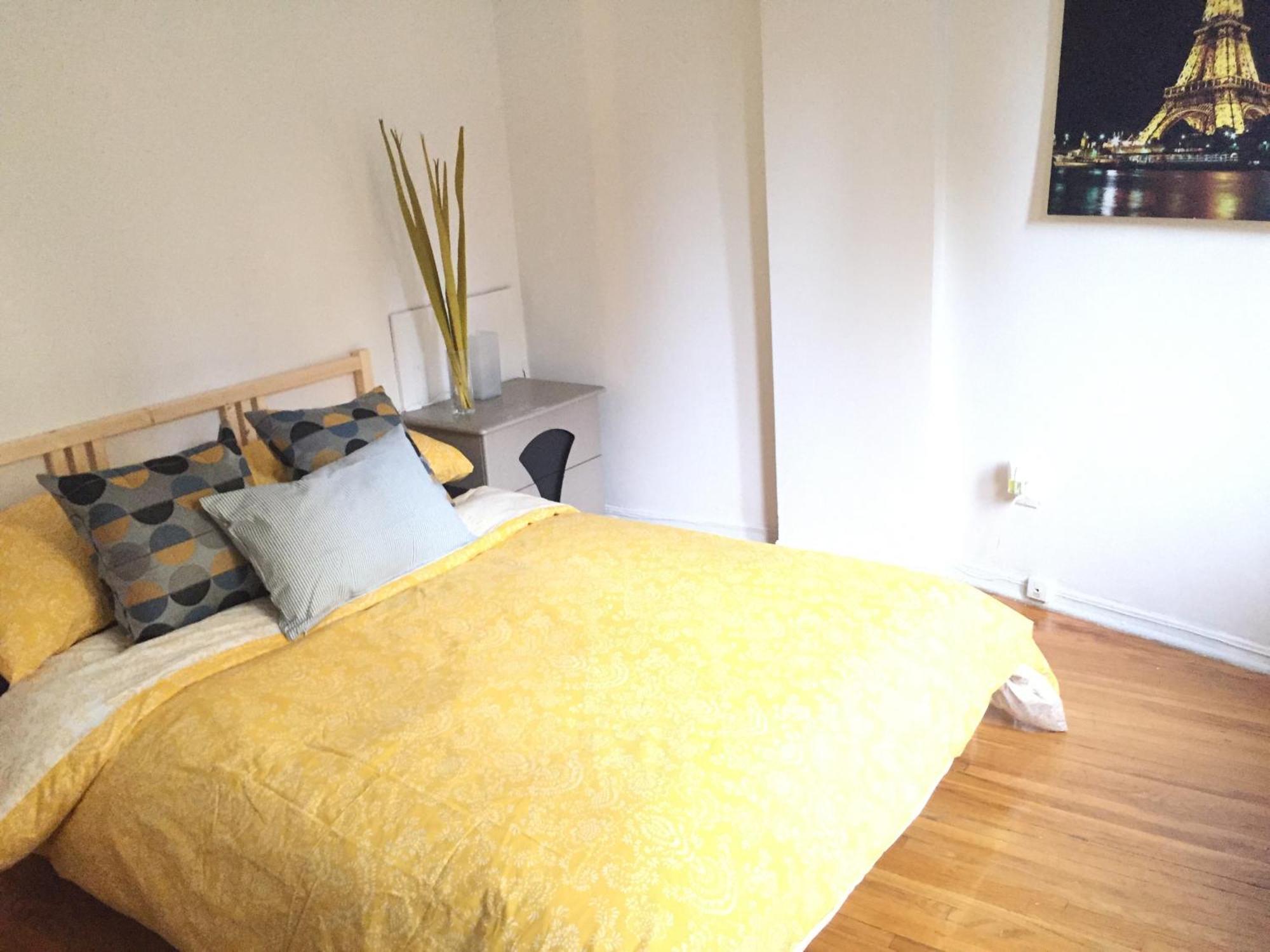 Stylish Apartment: Comfortable In The Golden Square Mile * Montreal