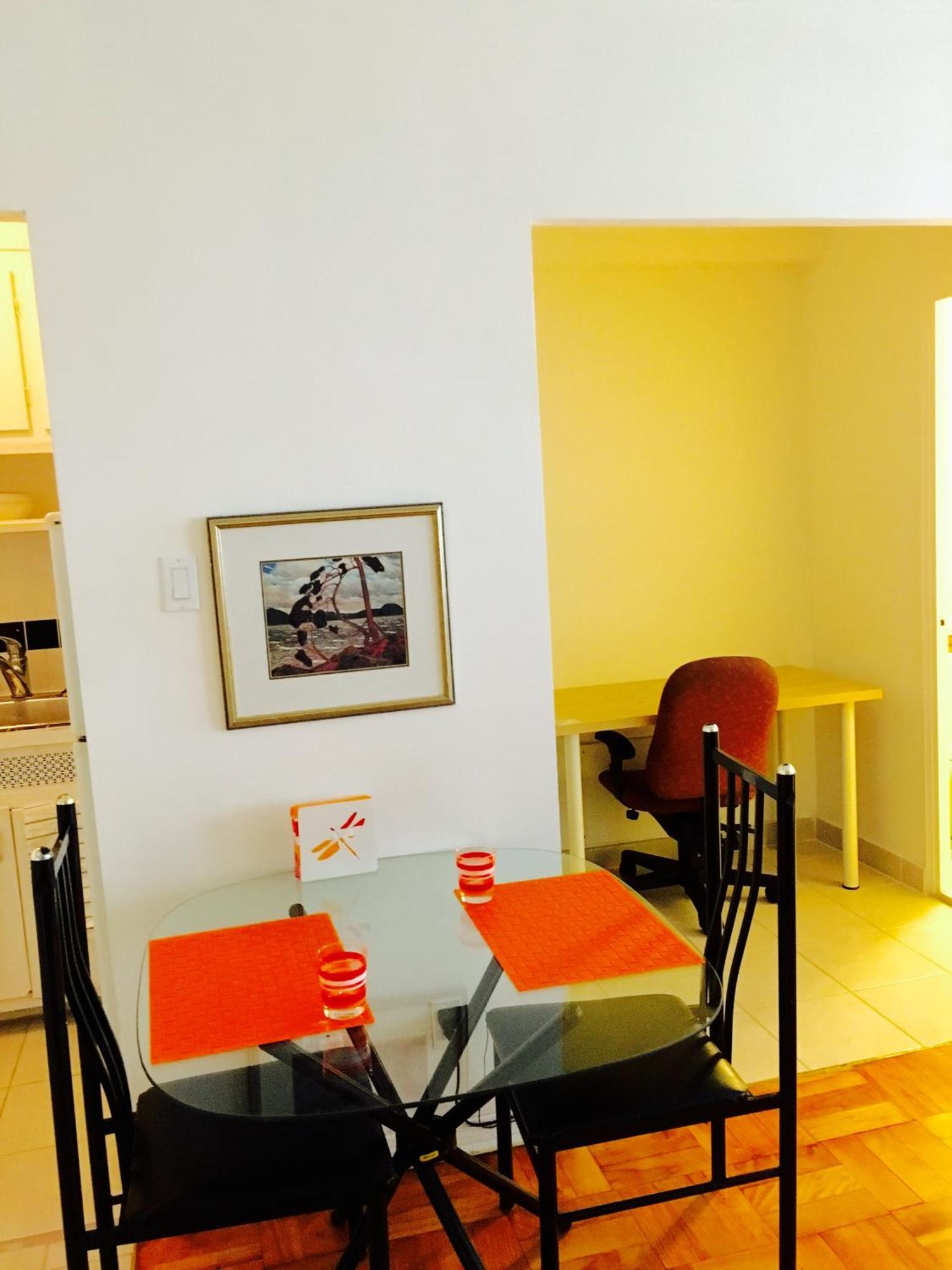 Stylish Apartment: Comfortable In The Golden Square Mile * Montreal