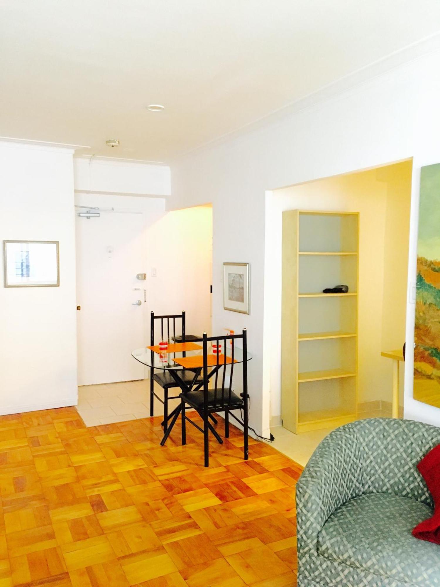 Stylish Apartment: Comfortable In The Golden Square Mile