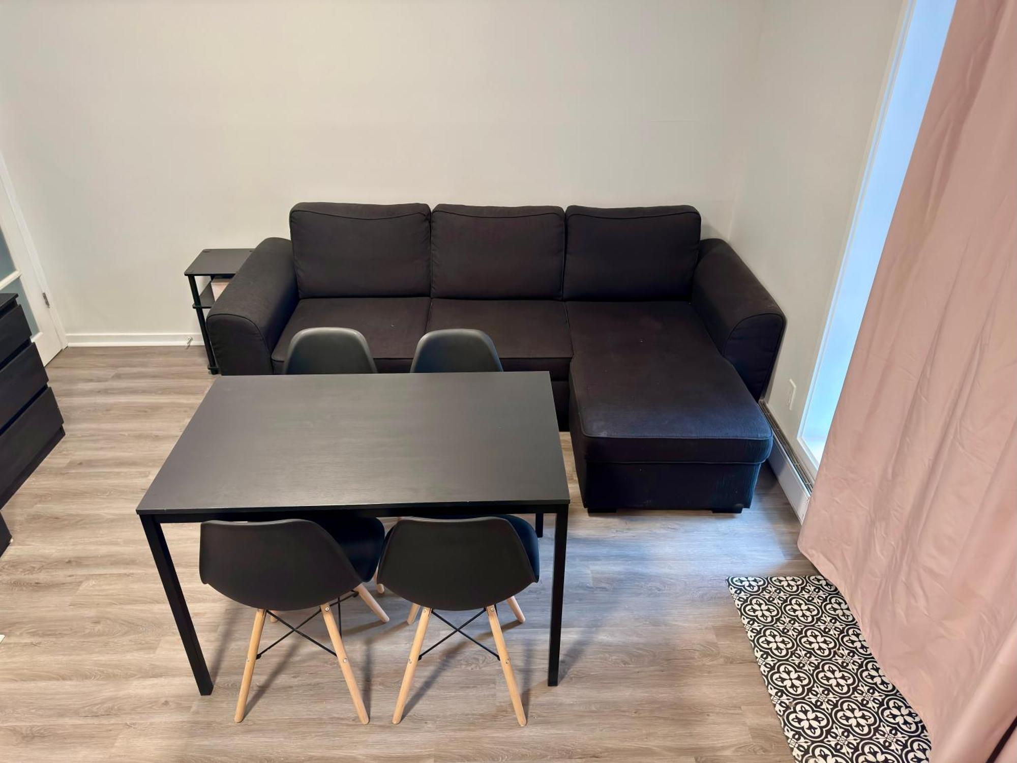 Beautiful Luxury Shared In Guest house Montreal