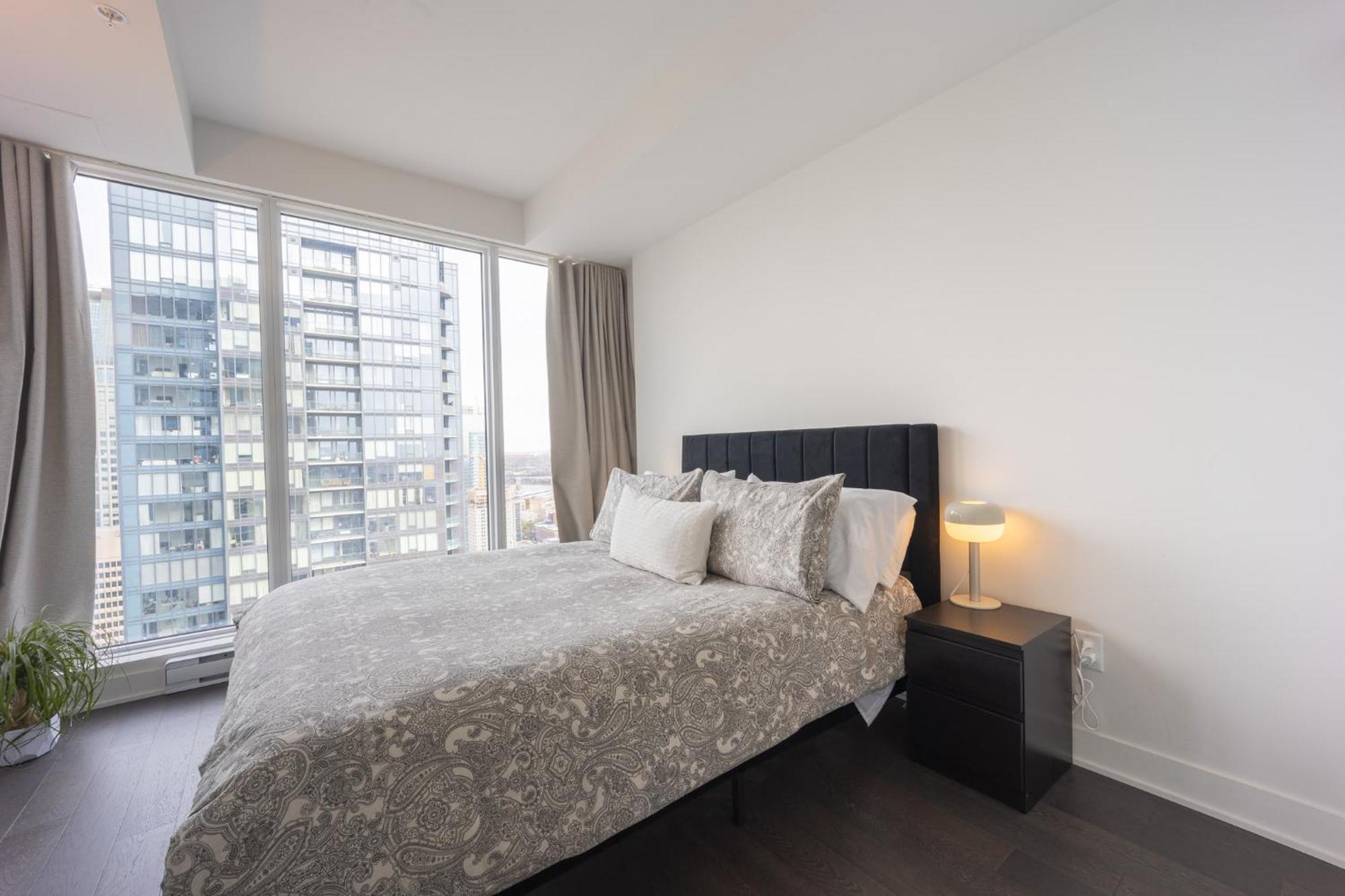 Panoramic View - 2 Bed 2 Bath 47th Floor Montreal