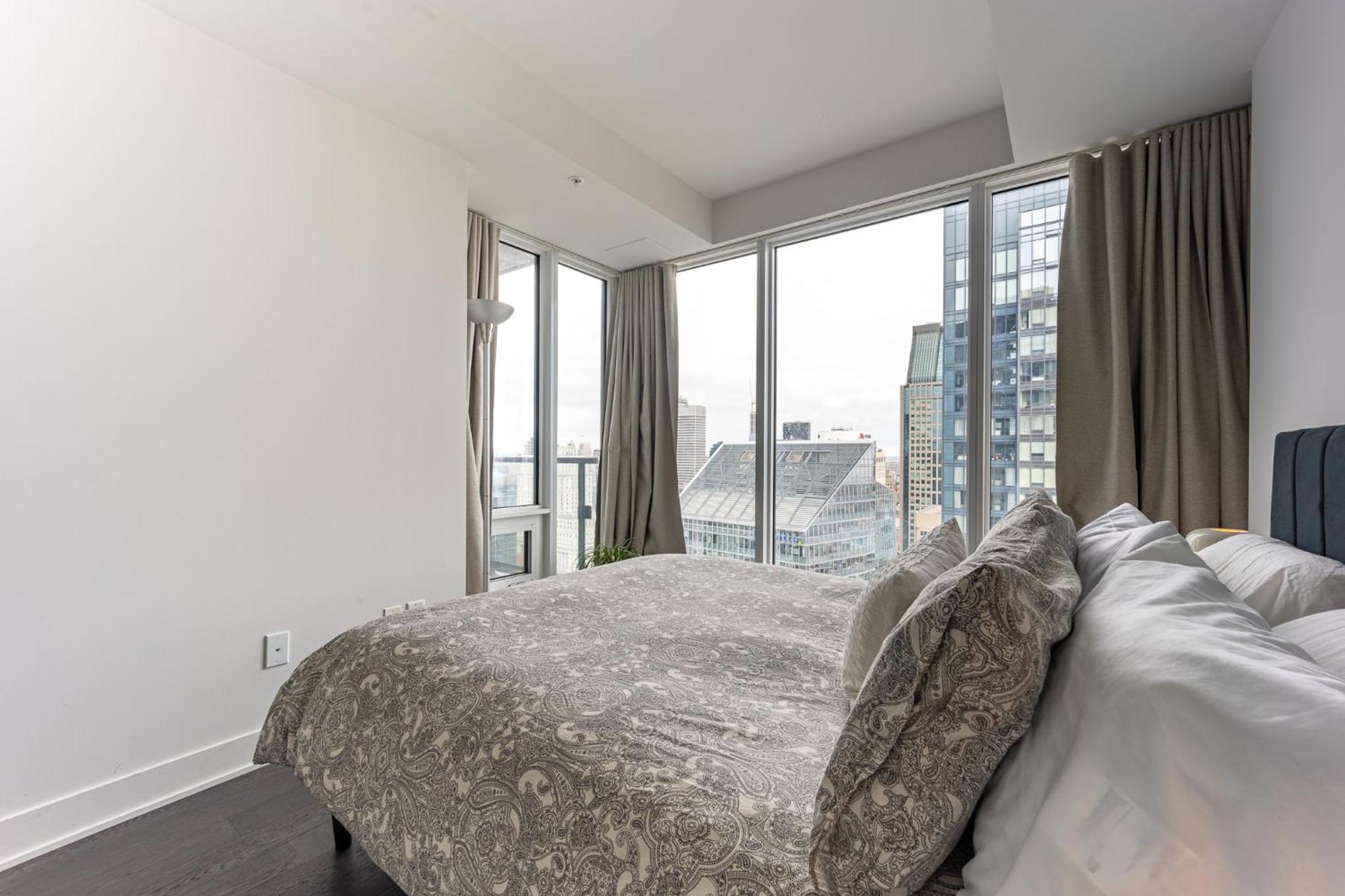 Panoramic View - 2 Bed 2 Bath 47th Floor Apartment Montreal