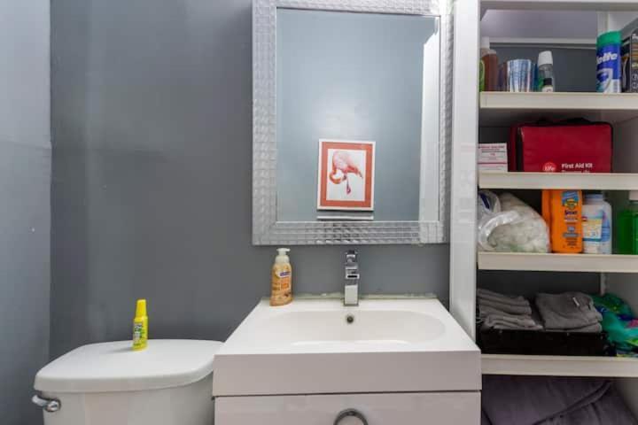Great Location Large Kings Downtown *