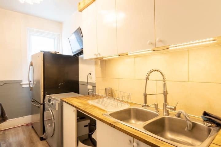 Great Location Large Kings Downtown *