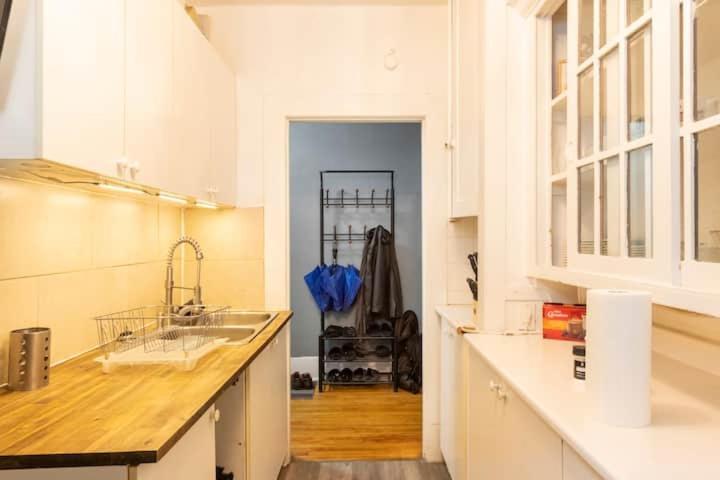 Great Location Large Kings Downtown Apartment