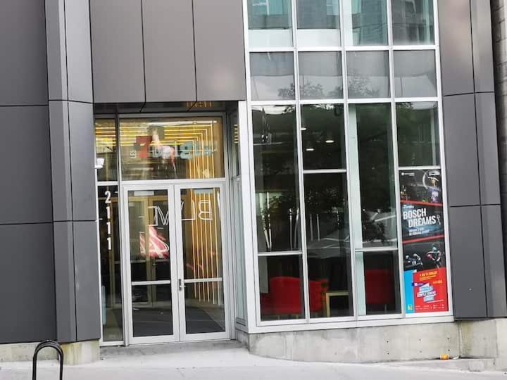 Great Location Large Kings Downtown * Montreal