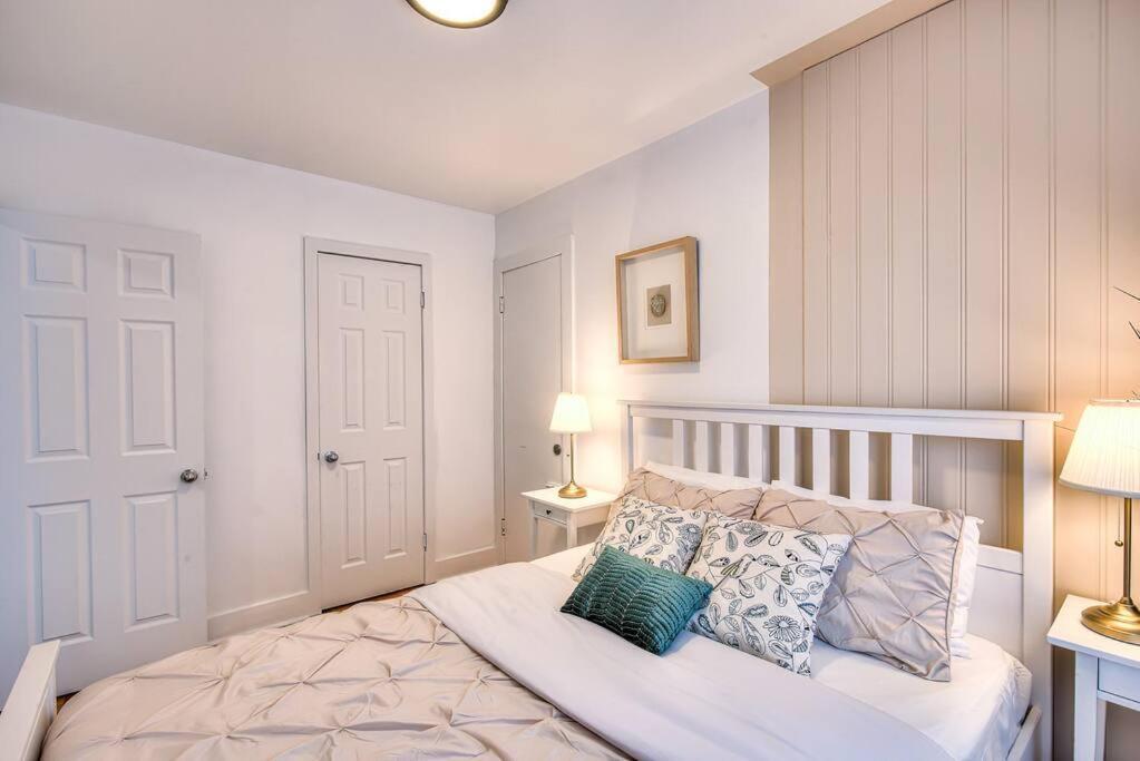 Plateau Escape & Nightlife Adventures! Downtown Super Value! Full 1br Montreal