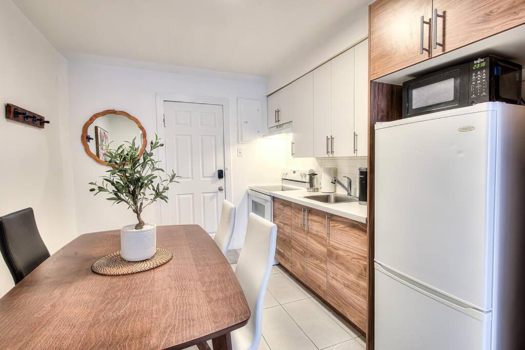 Apartment Plateau Escape & Nightlife Adventures! Downtown Super Value! Full 1br Montreal
