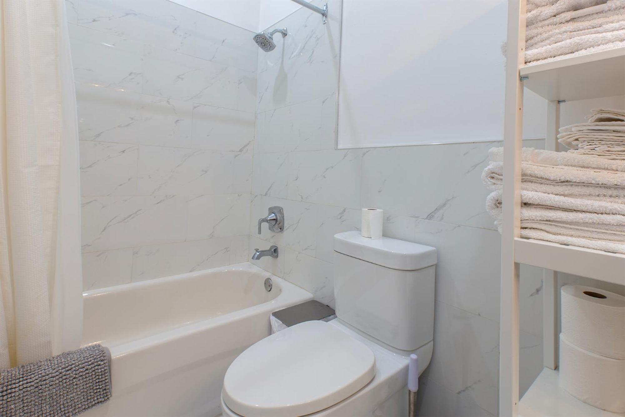 Apartment 5705-modern 2 Bd / Fully Equipped, Near Dt Mtl *