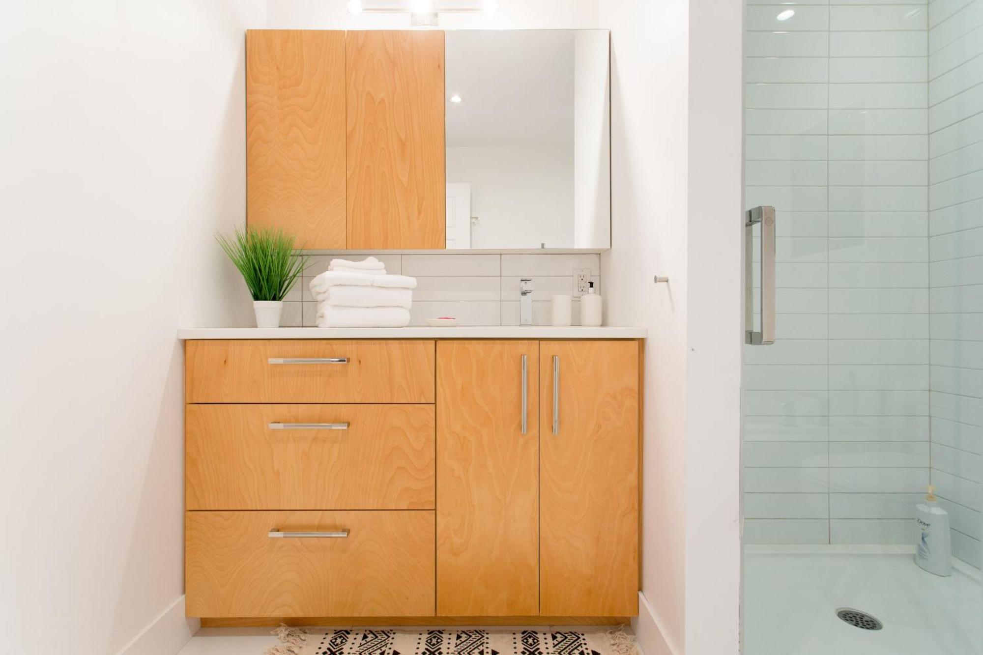 Hip, Stylish In Little Italy By Den A Apartment Montreal