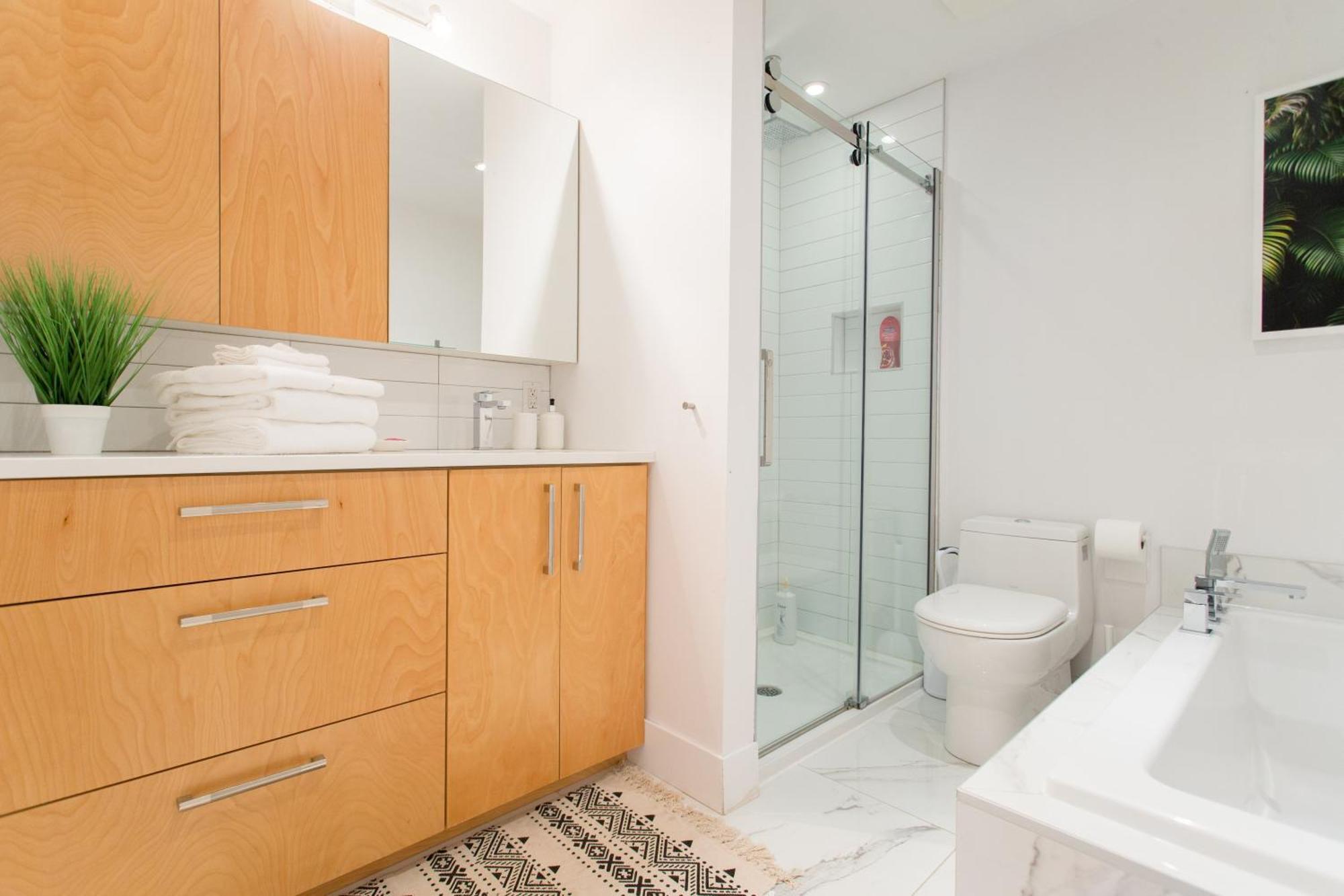Hip, Stylish In Little Italy By Den A Apartment *