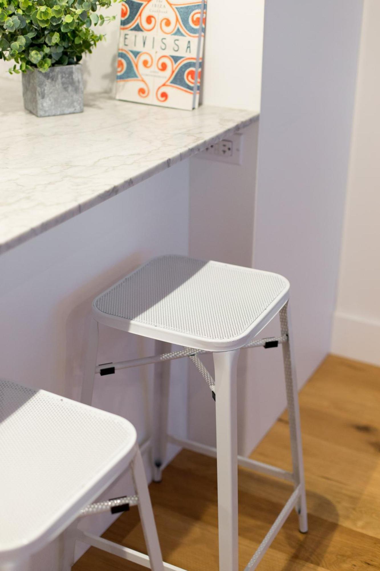 Hip, Stylish In Little Italy By Den A Apartment *