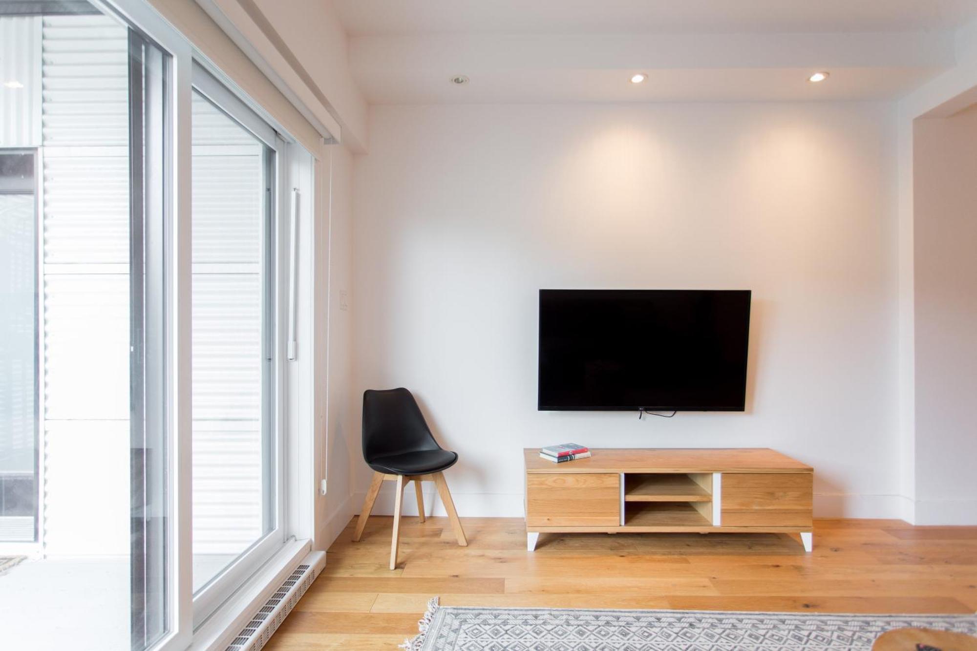 Apartment Hip, Stylish In Little Italy By Den A