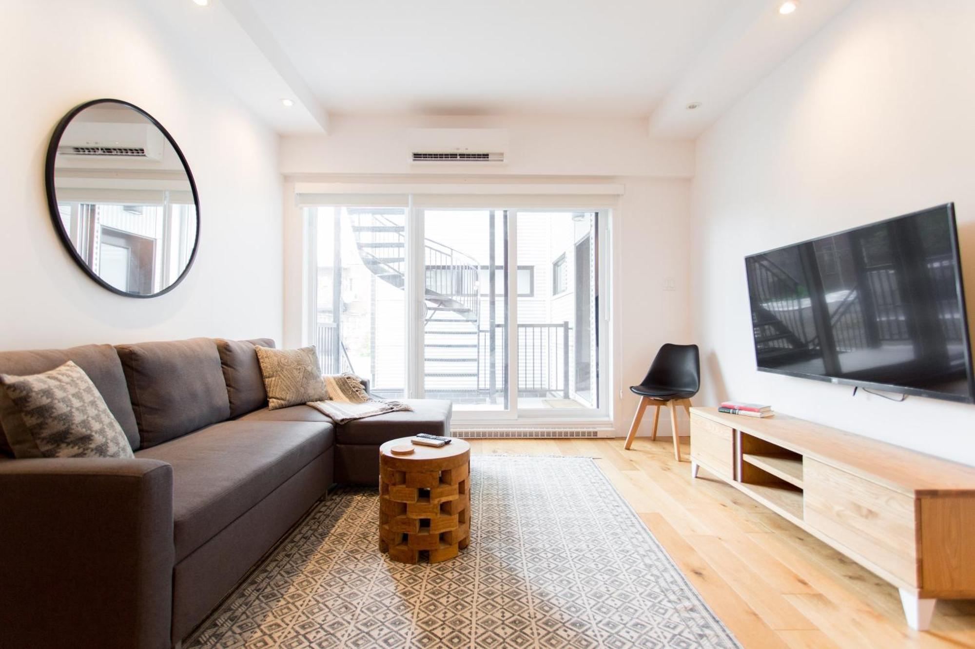 Apartment Hip, Stylish In Little Italy By Den A