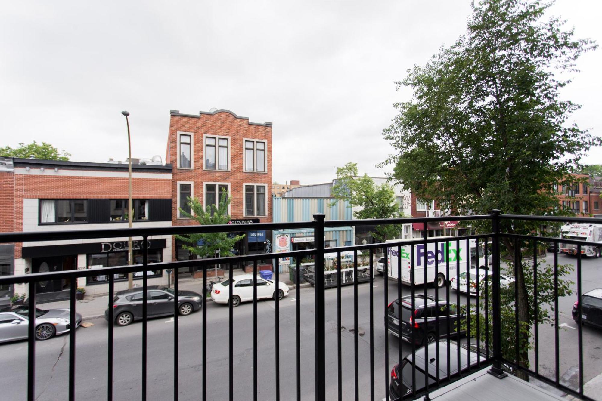 Apartment Hip, Stylish In Little Italy By Den A