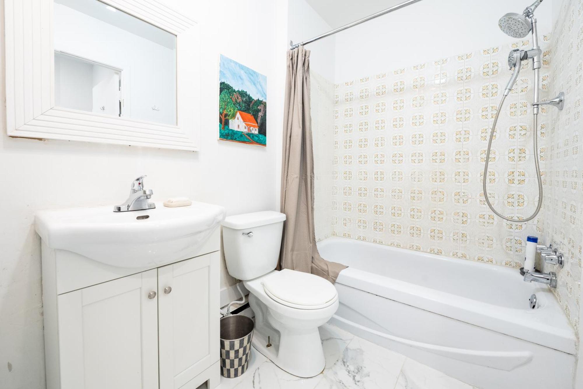 North House - Rue Drolet 2-bedroom Montreal