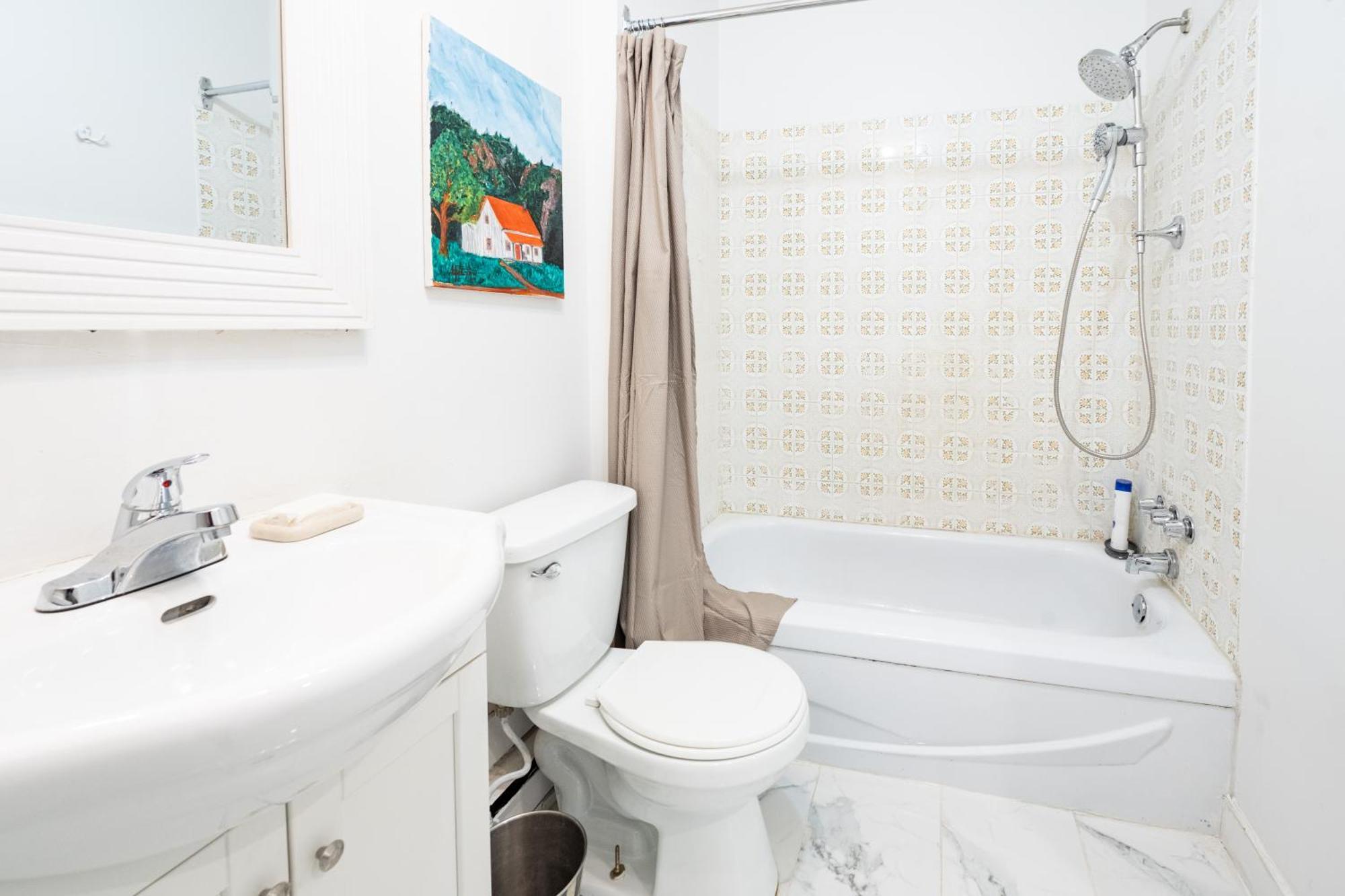 North House - Rue Drolet 2-bedroom *