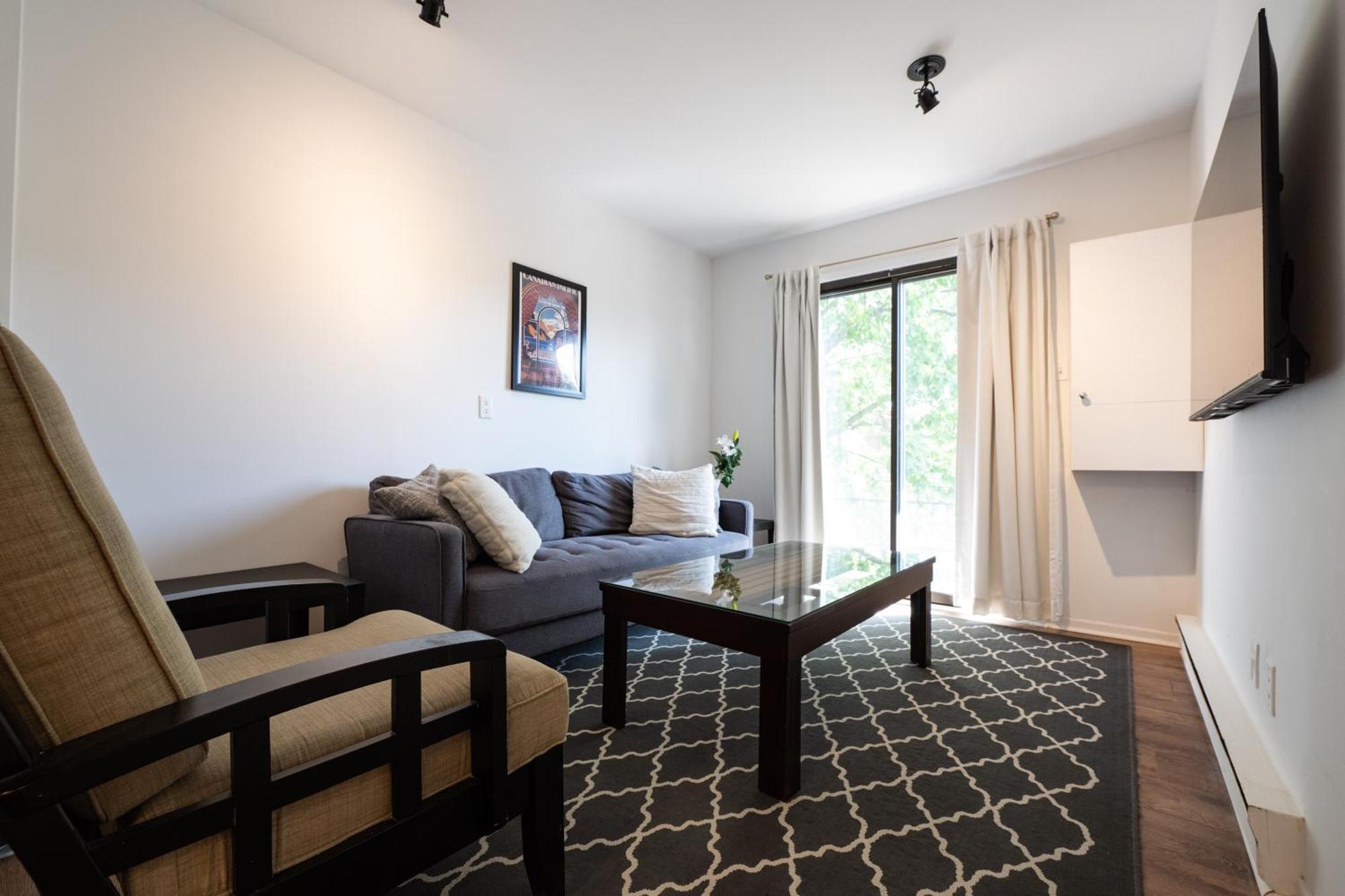 North House - Rue Drolet 2-bedroom Apartment *
