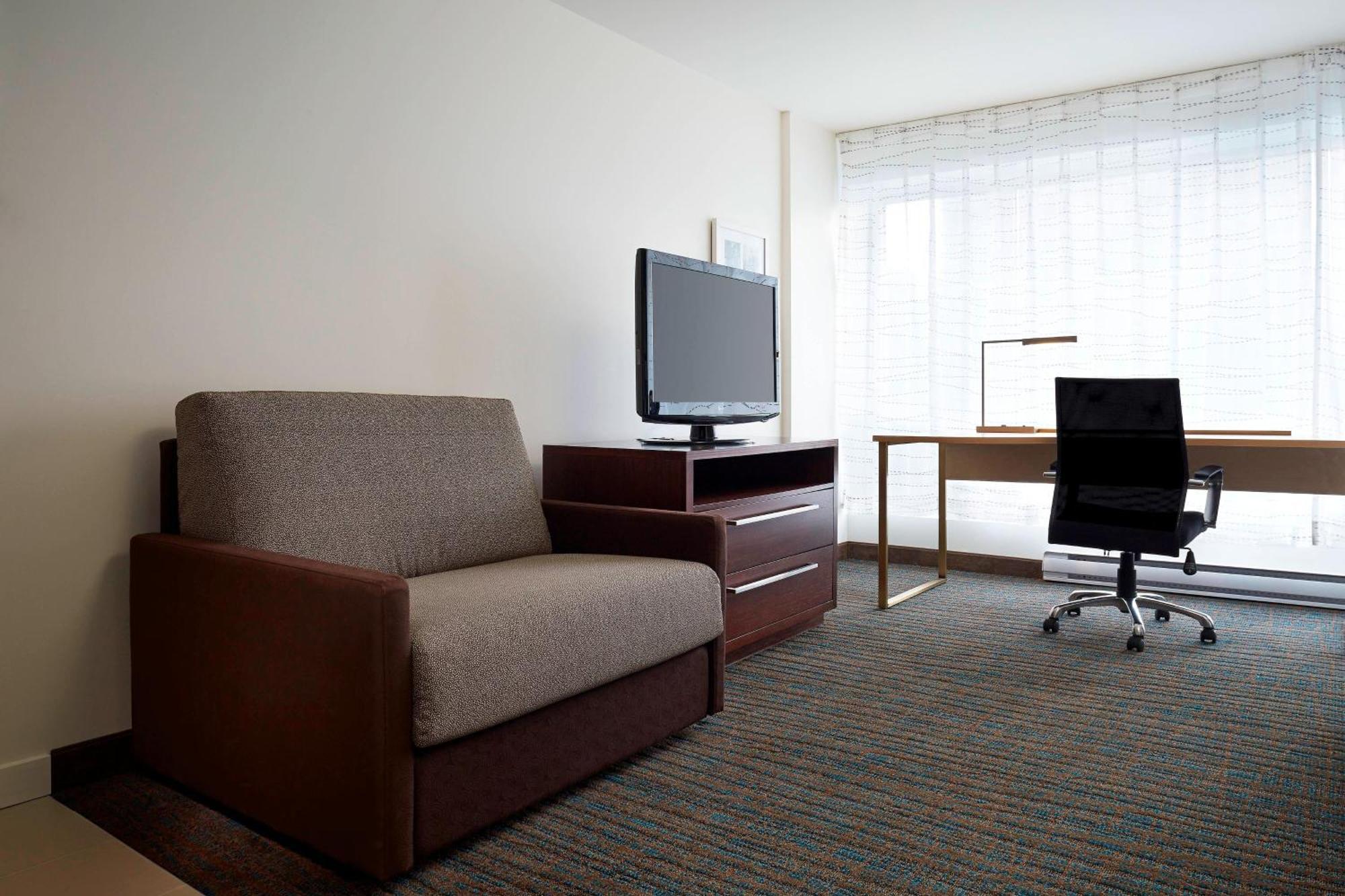 By Marriott Downtown Hotel Montreal