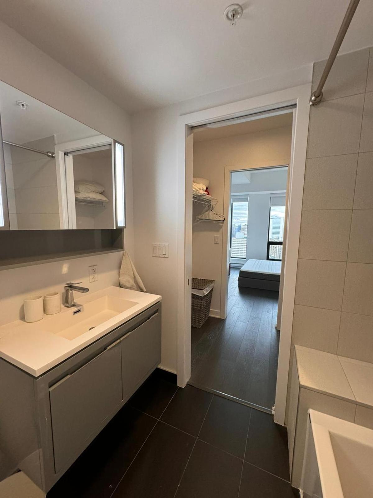 Luxurious In Downtown Apartment