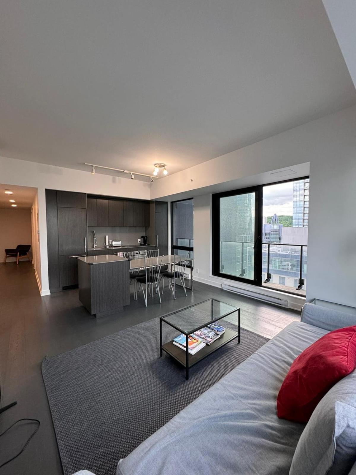 Luxurious In Downtown Apartment