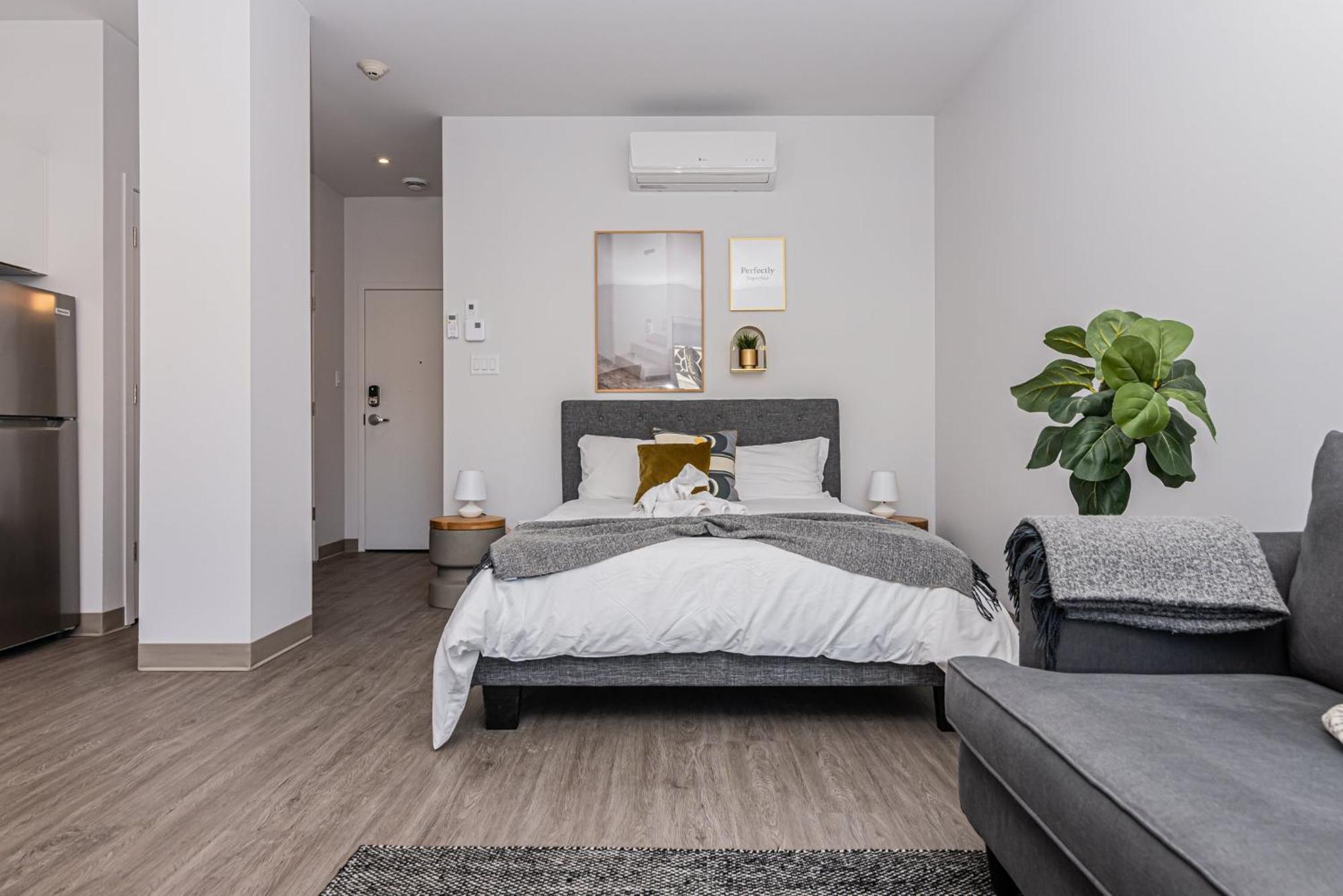 New, Fresh And Luminous In Le Plateau By Den Apartment *
