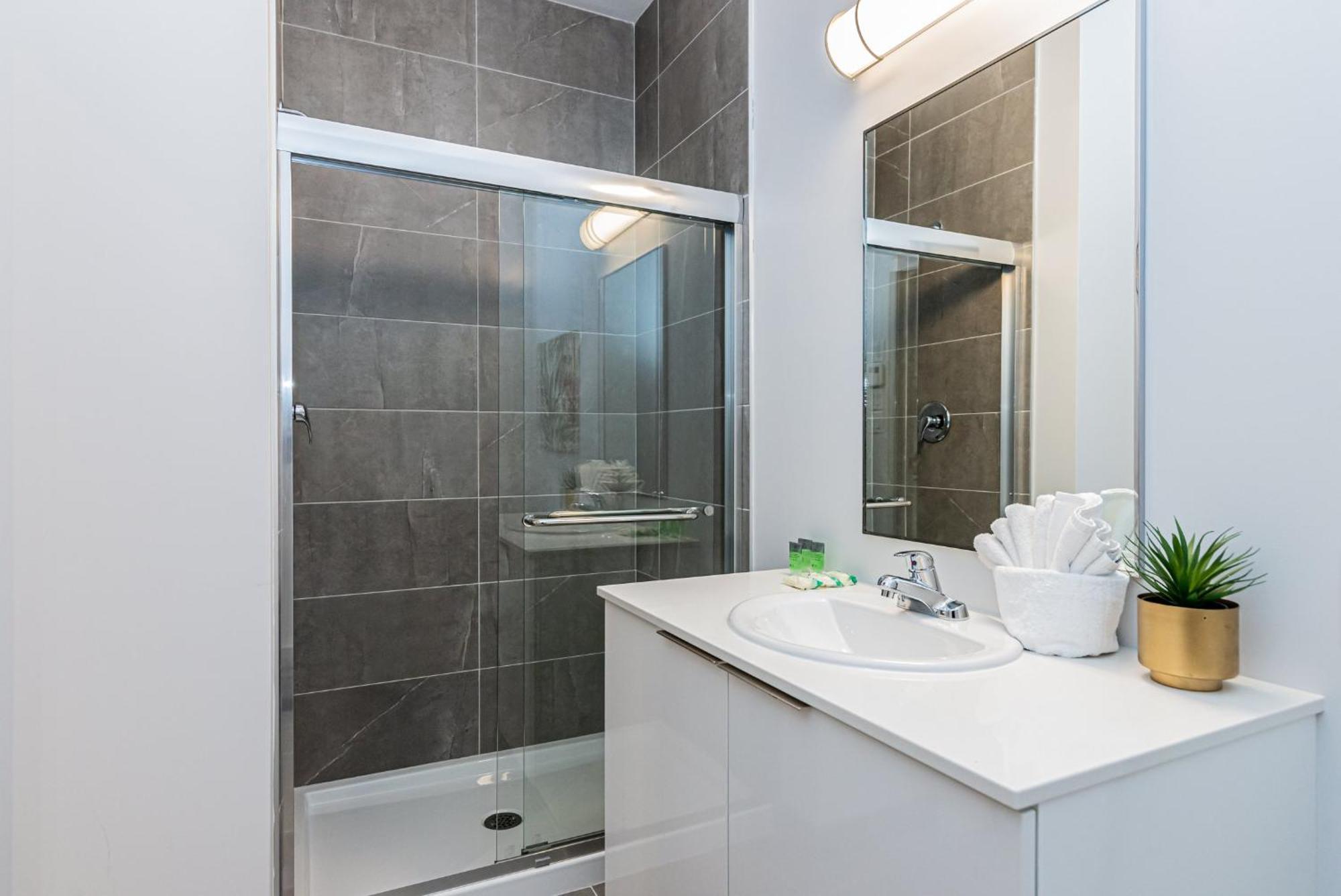 Wonderful New Close To Mount Royal By Den