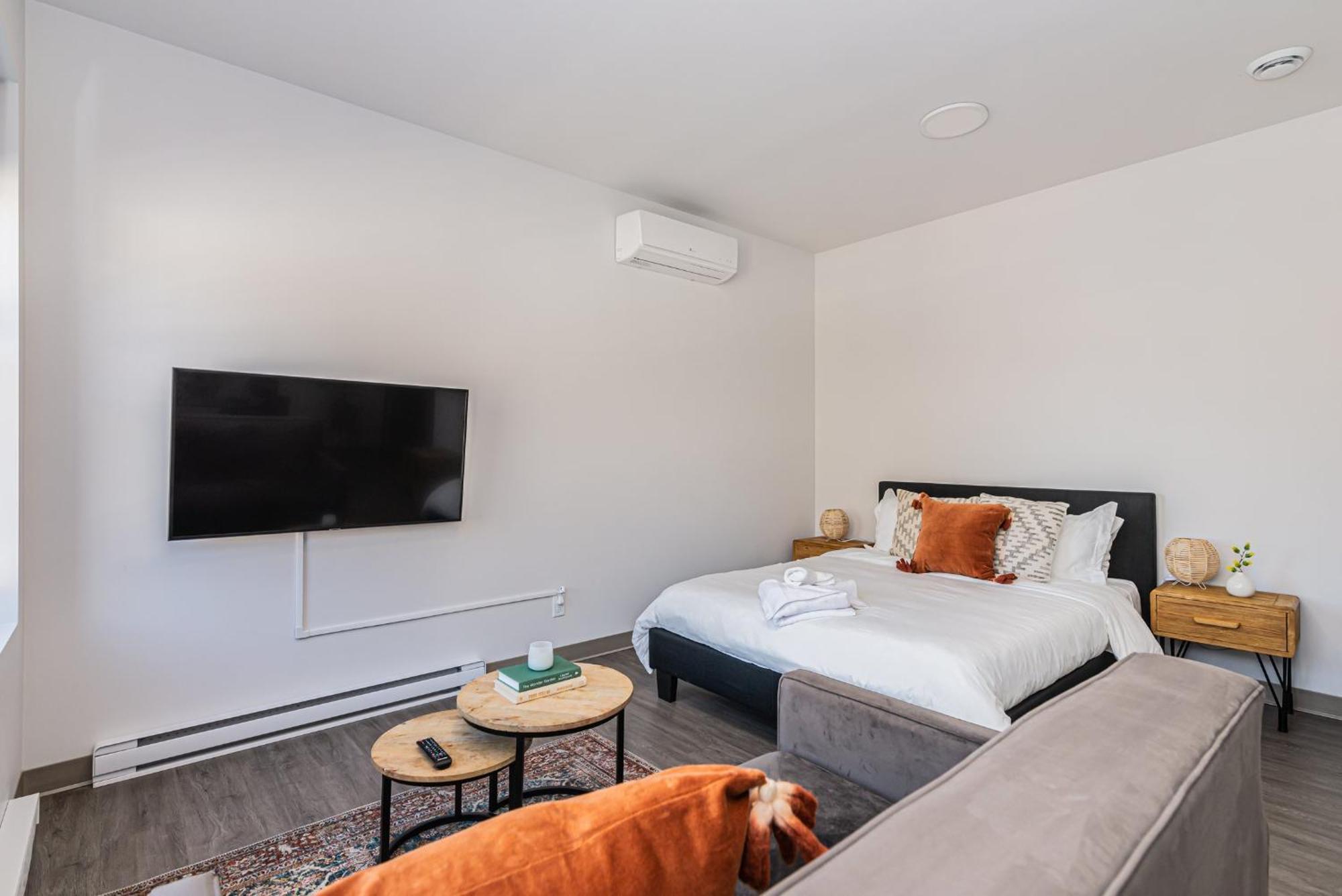 Wonderful New Close To Mount Royal By Den *