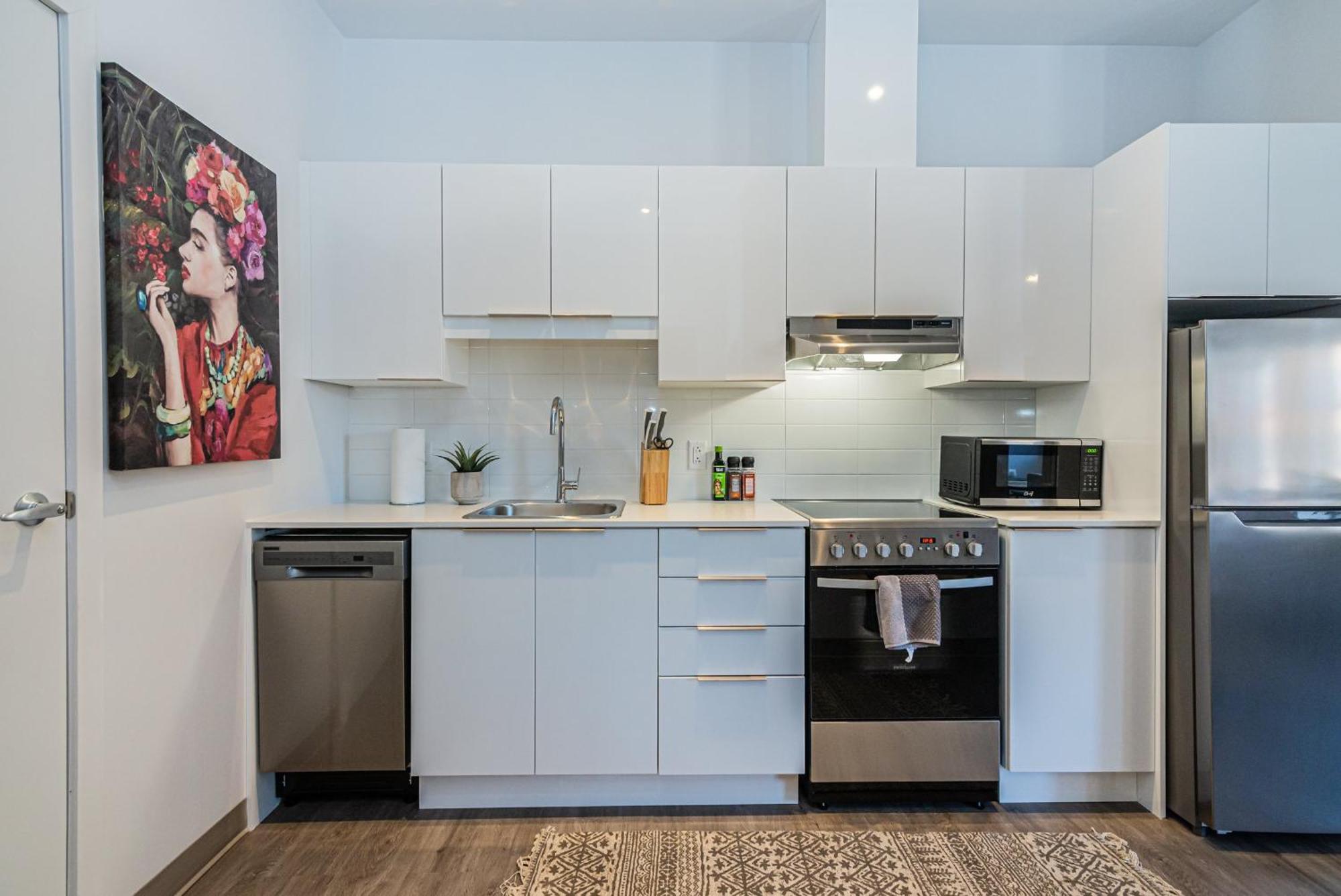Wonderful New Close To Mount Royal By Den