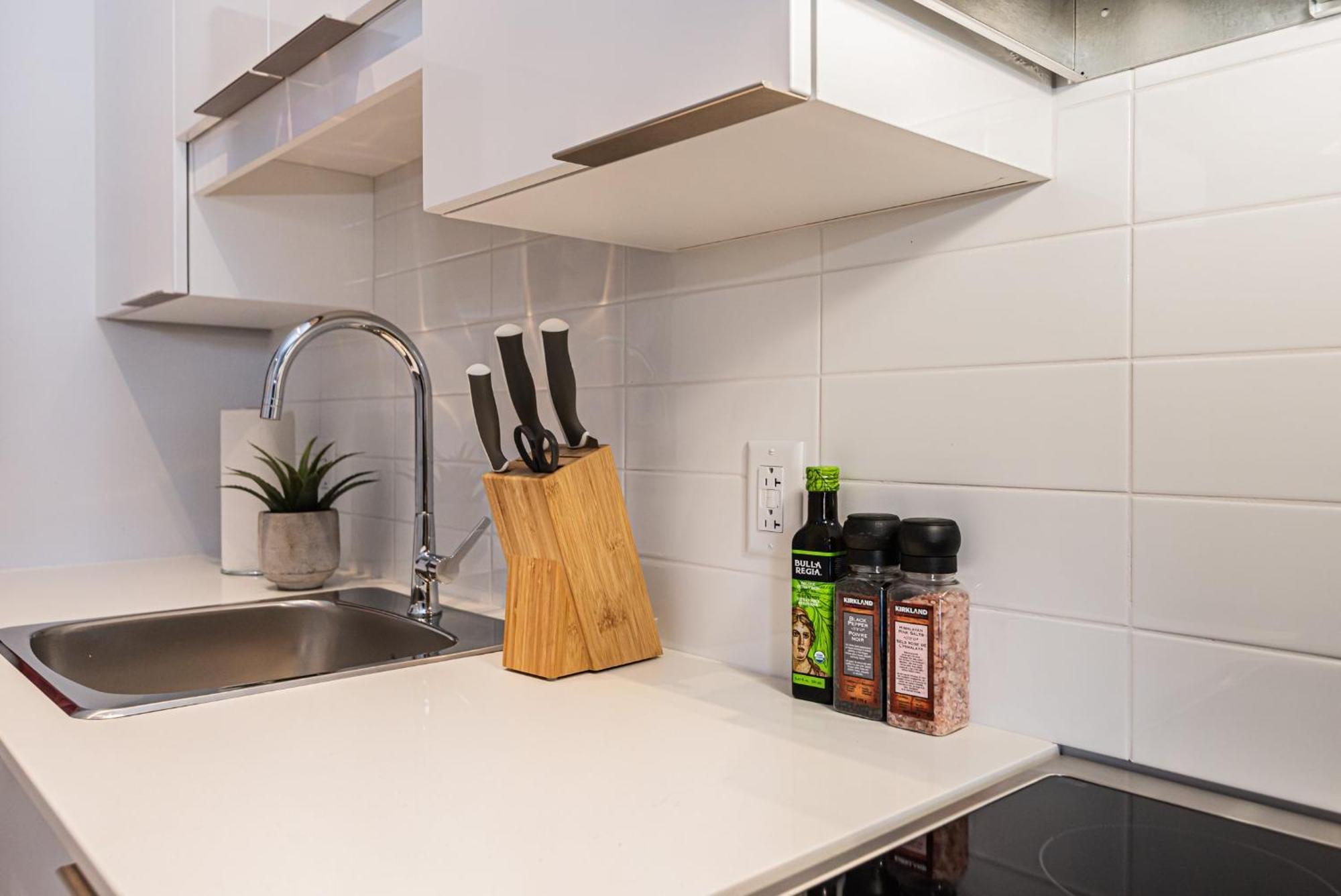 Wonderful New Close To Mount Royal By Den *