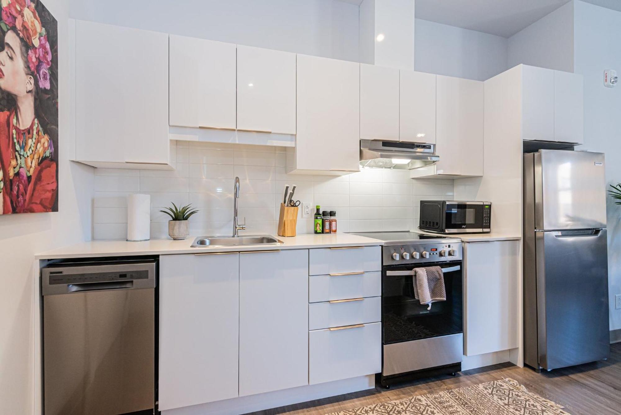 Wonderful New Close To Mount Royal By Den