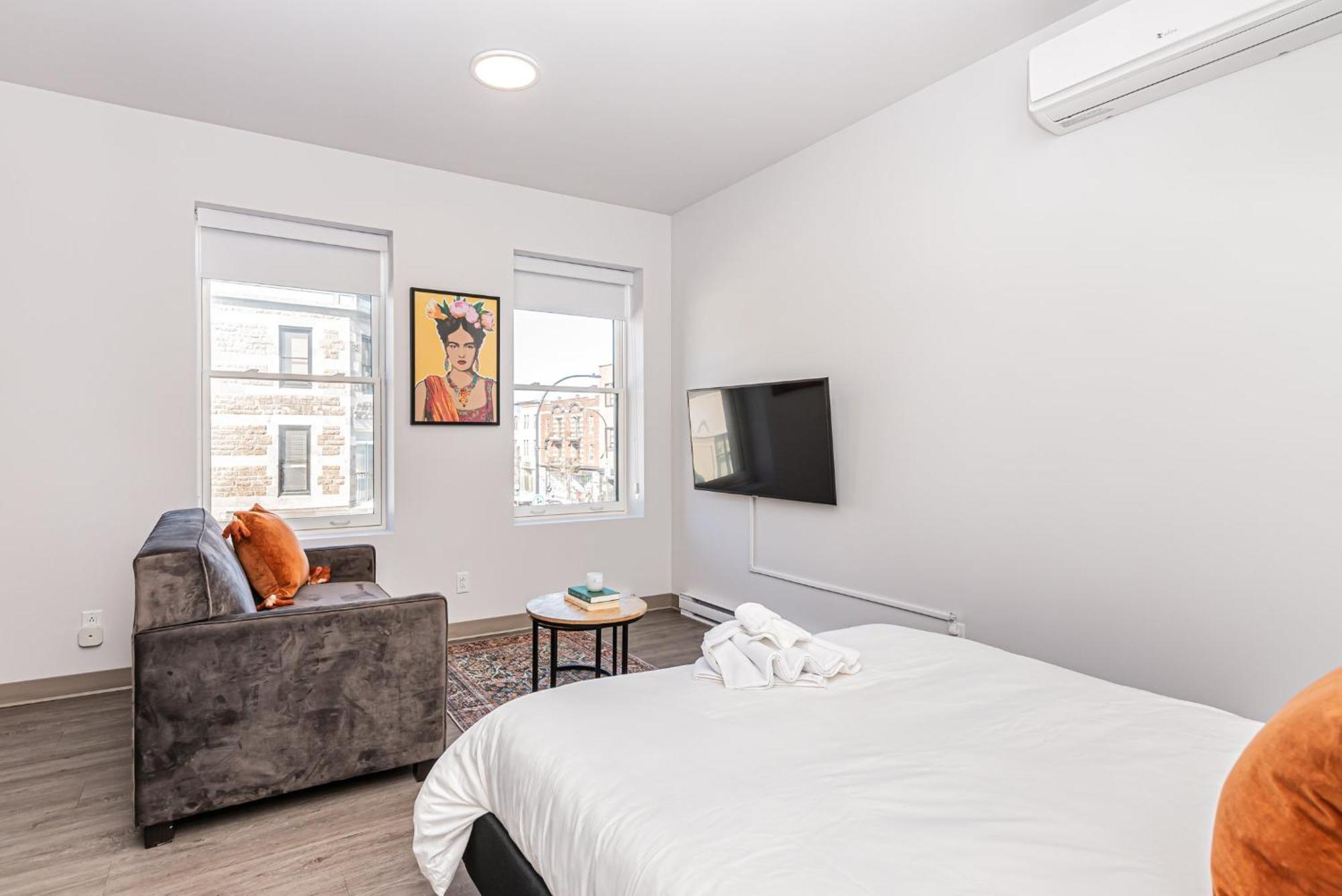 Wonderful New Close To Mount Royal By Den