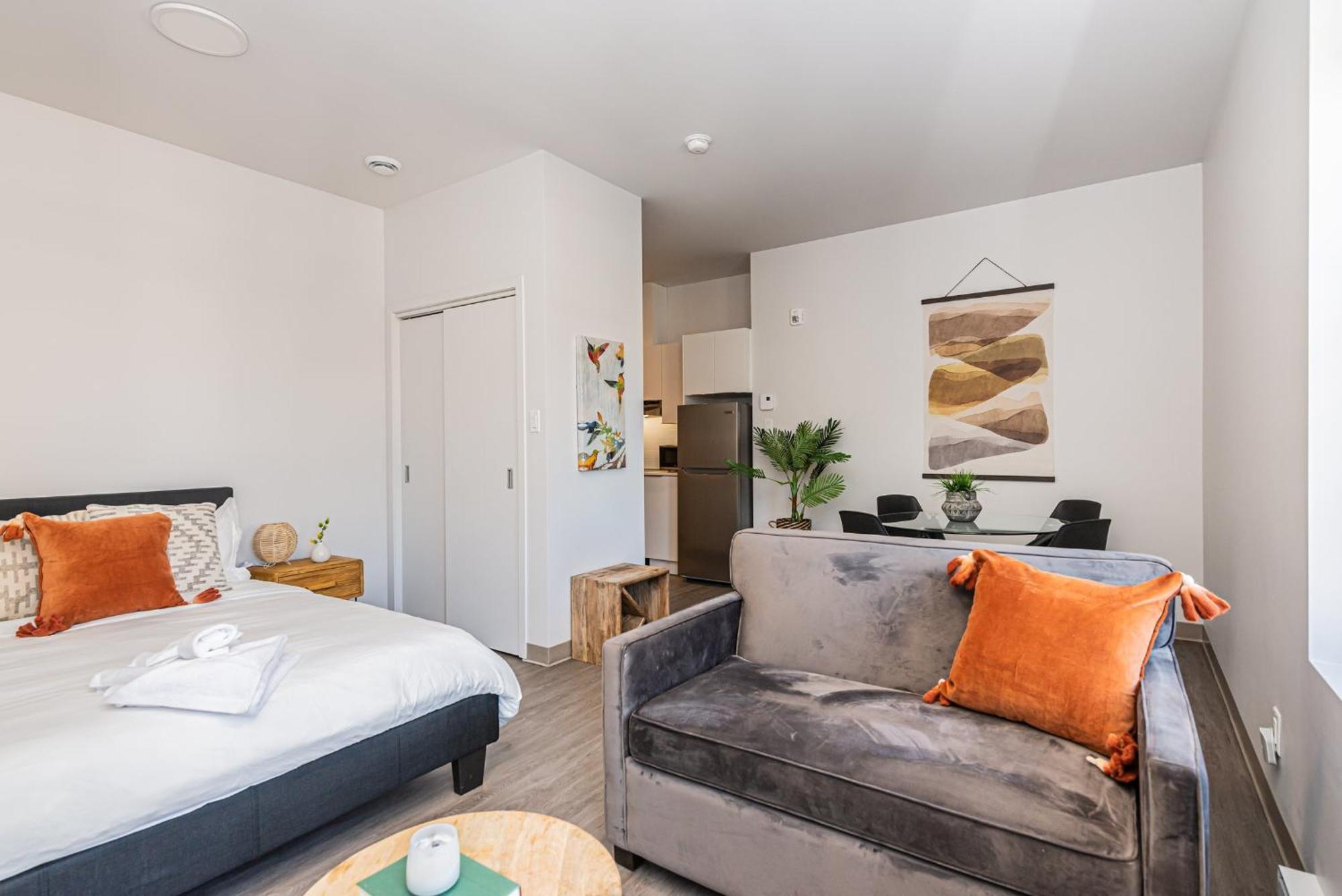 Wonderful New Close To Mount Royal By Den Apartment
