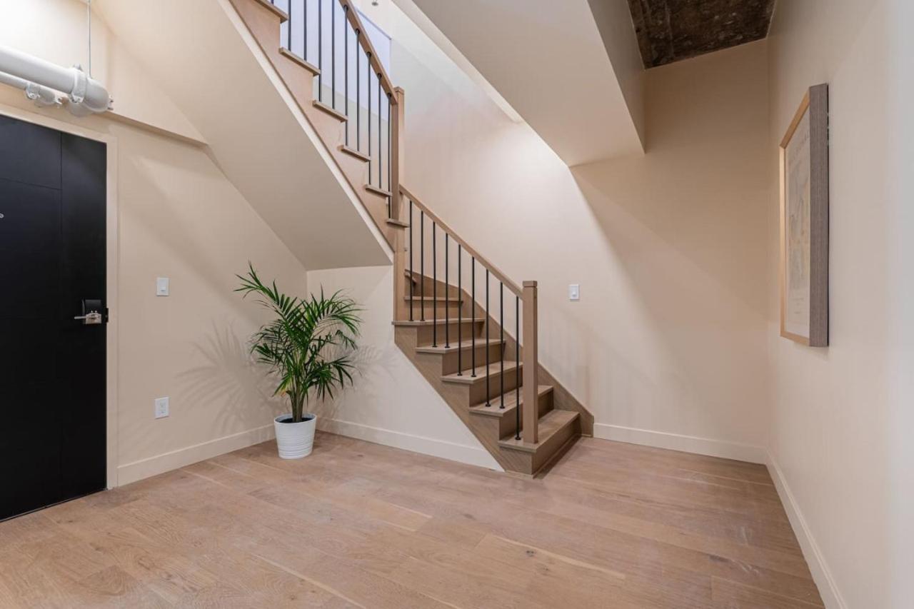 2br Downtown With Balcony