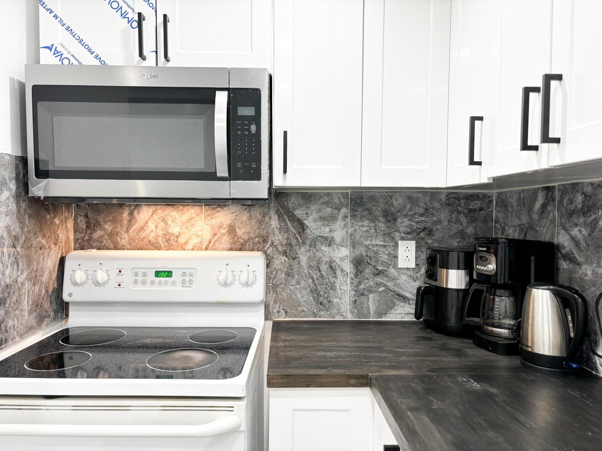 Entire Near Downtown & Trudeau Yul Airport Apartment *