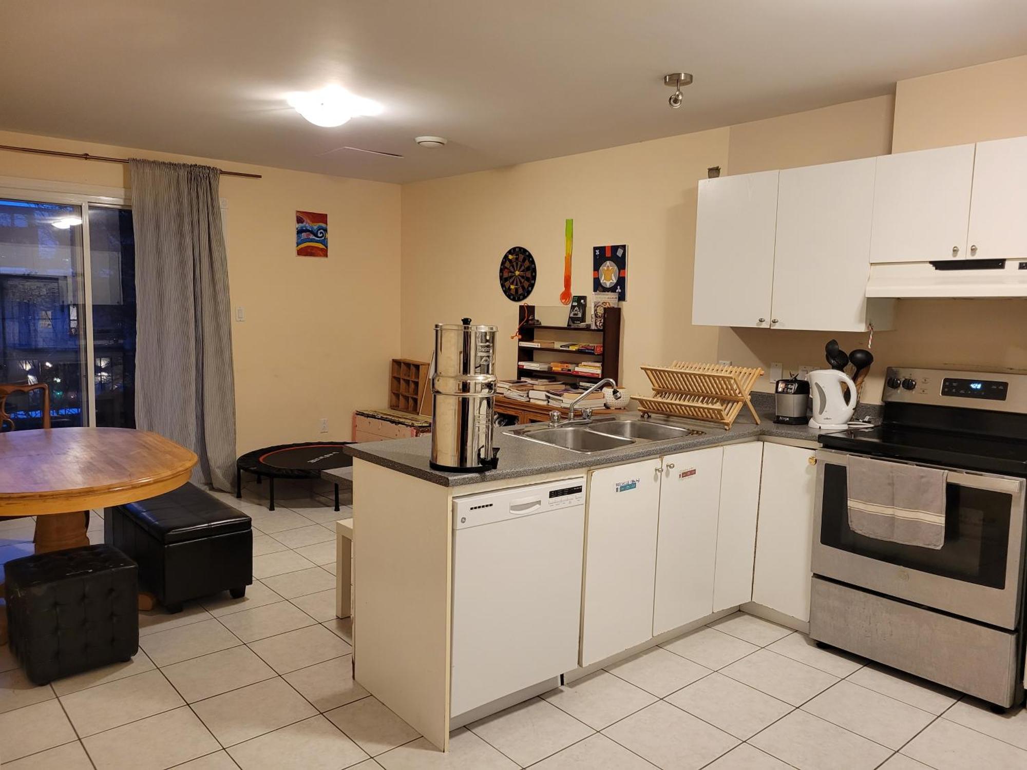 Large And Quiet With King Size Bed Homestay Montreal