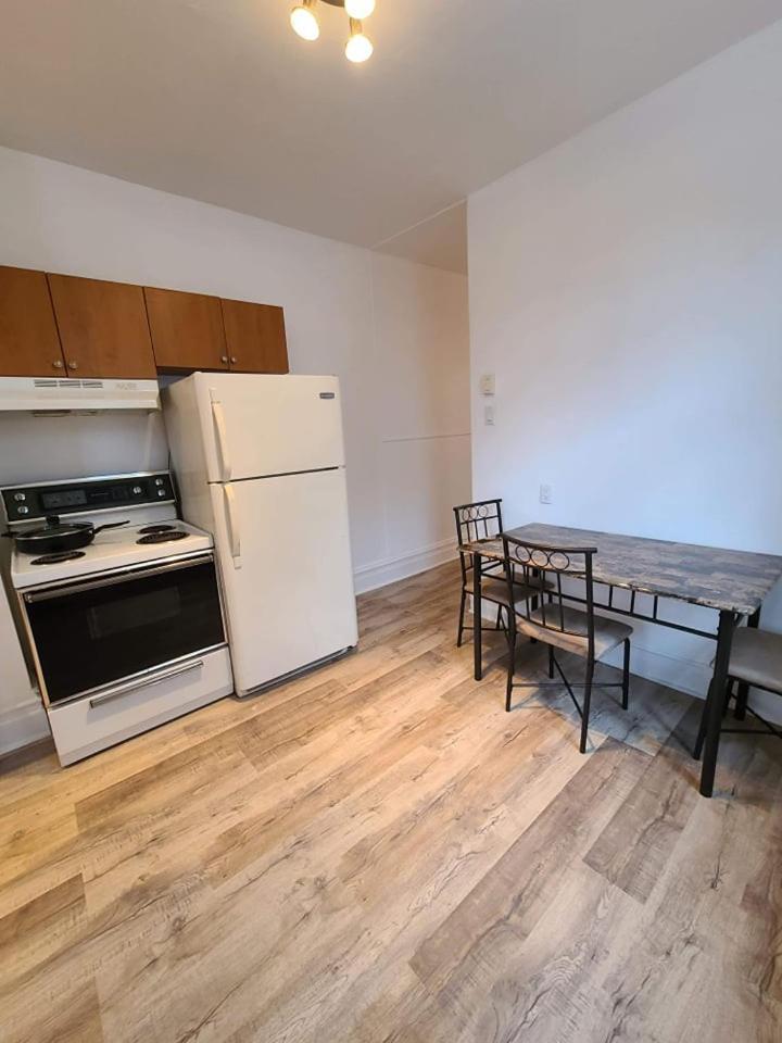 Homestay Private Parking Metro Rosemont Full Kitchen Montreal
