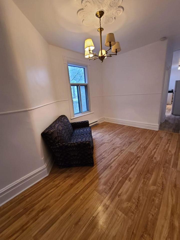 Homestay Private Parking Metro Rosemont Full Kitchen Montreal