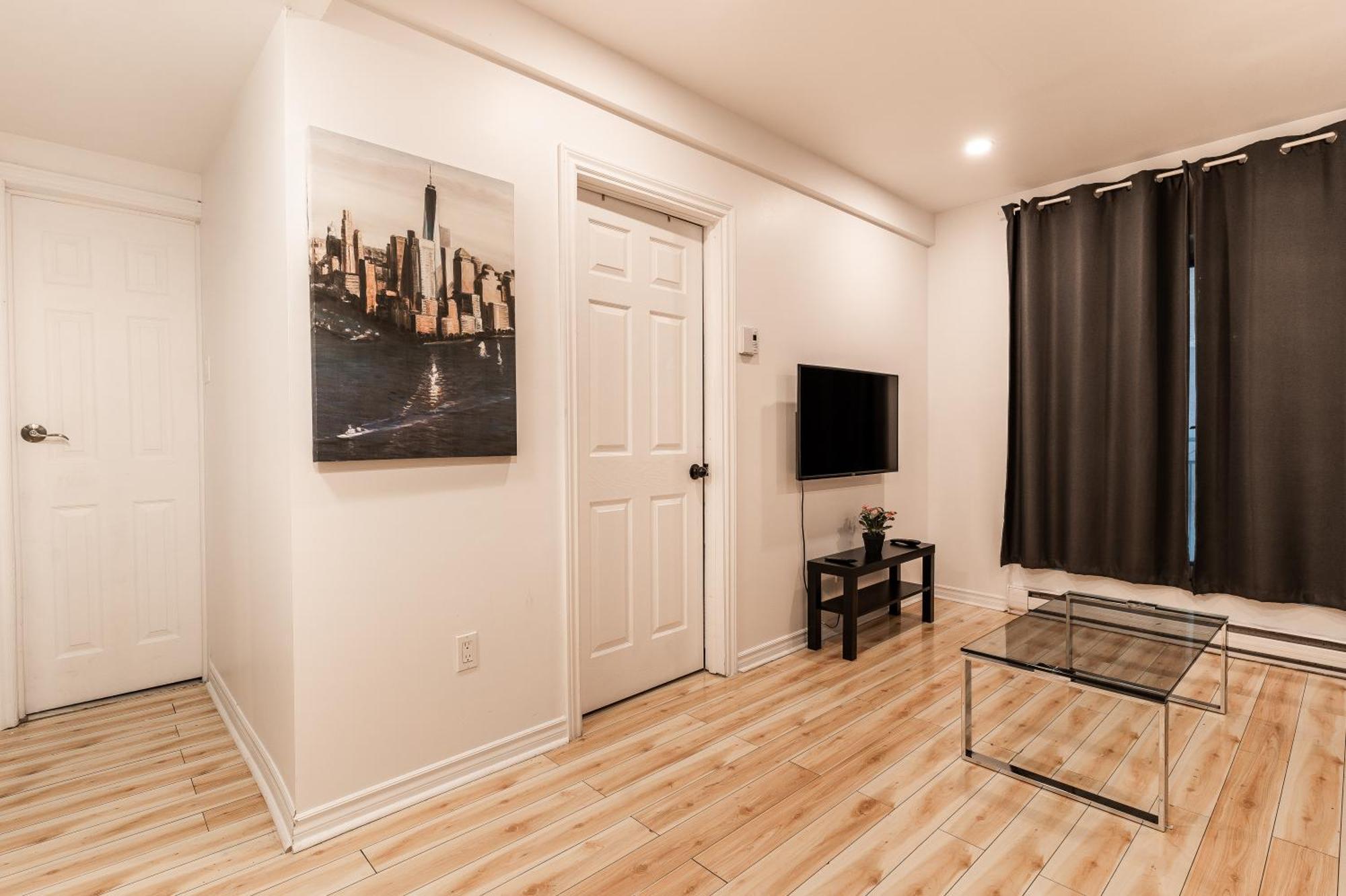 Cozy 1 Bedroom - 107 Montreal