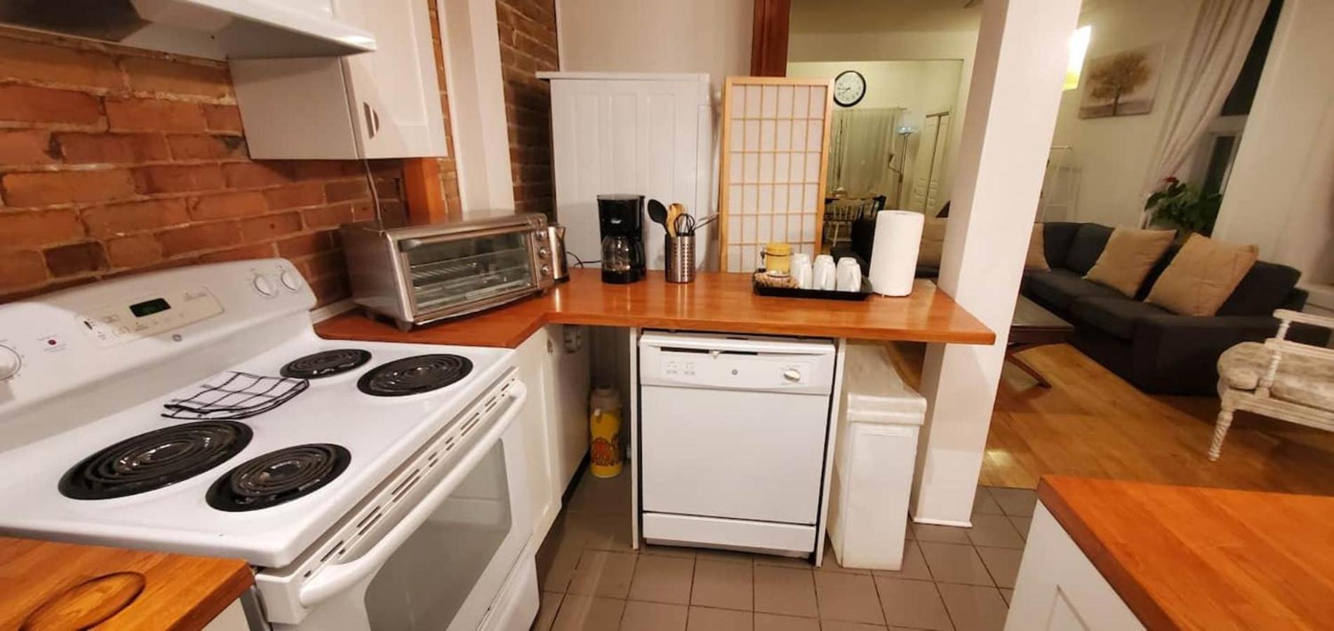 Perfect For Groups Big Livingroom 2 Backyard 3br Montreal