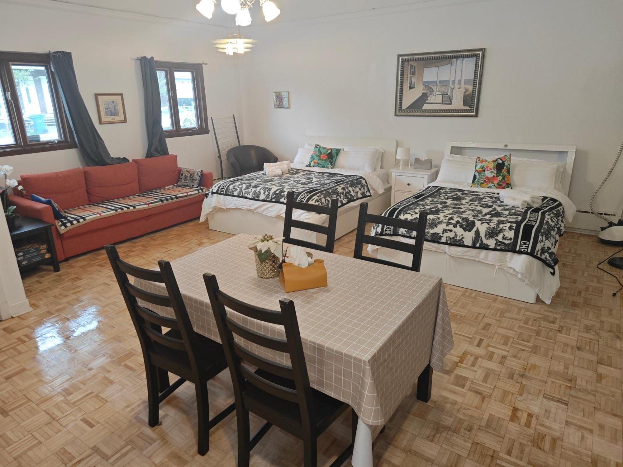 Ideal Pour Les Voyageurs,tres Grand Chambre 50m2 Montreal